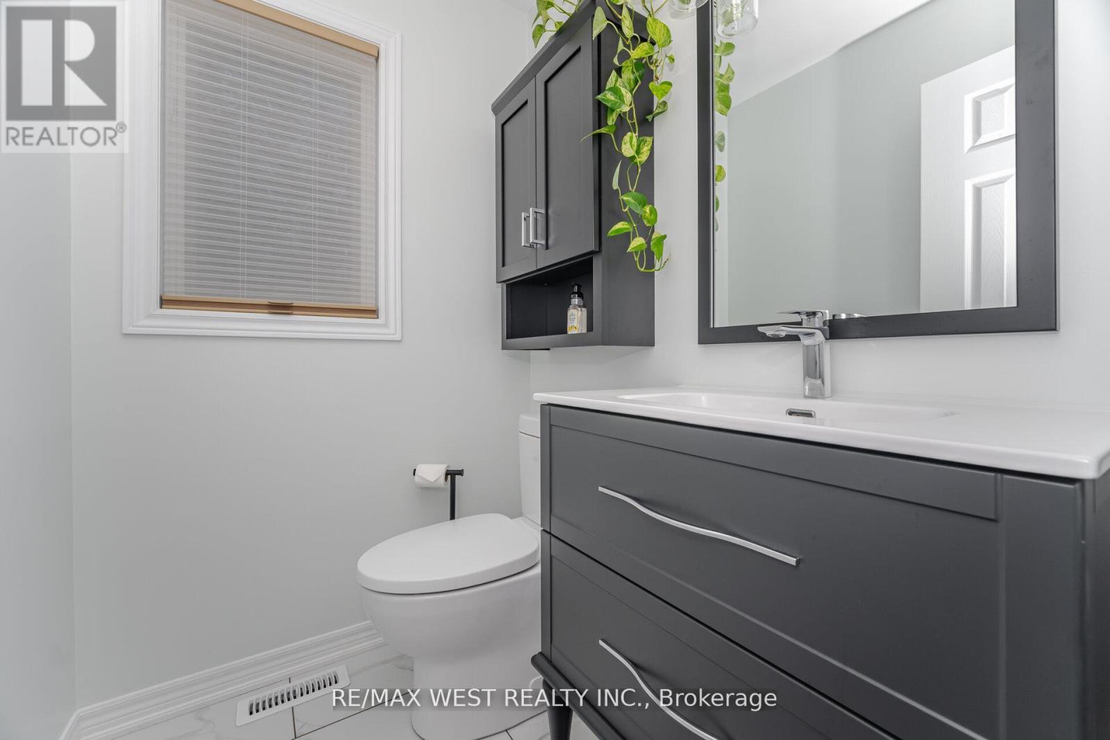 8 Via Amici, New Tecumseth, Ontario  L9R 2B4 - Photo 19 - N12424387