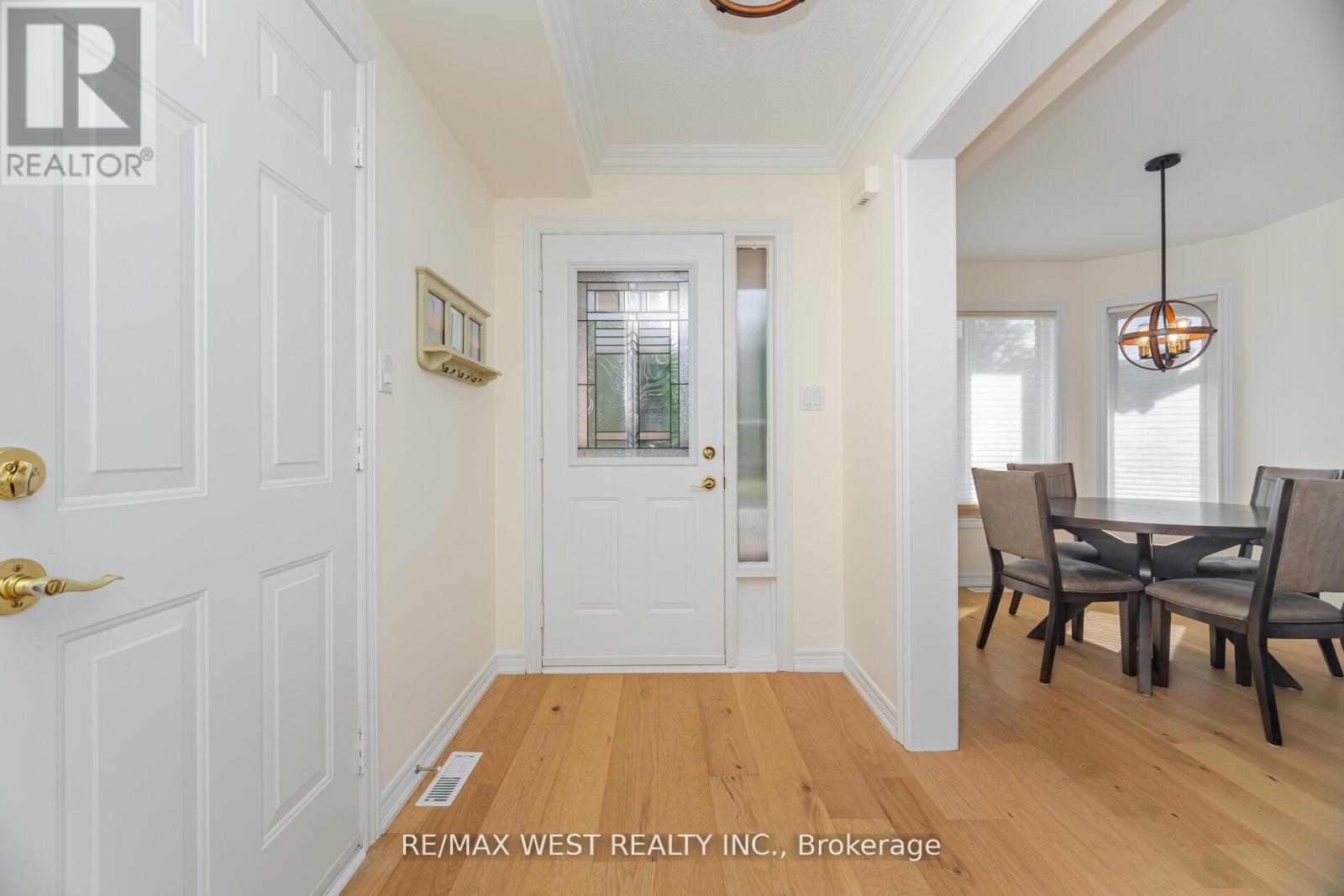 8 Via Amici, New Tecumseth, Ontario  L9R 2B4 - Photo 3 - N12424387