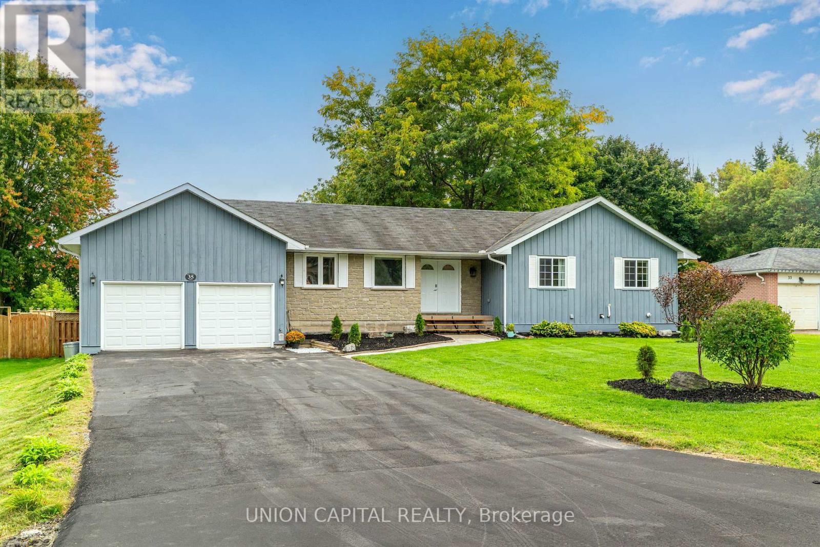 35 Jonathan Street, Uxbridge, Ontario  L9P 1B7 - Photo 2 - N12424429