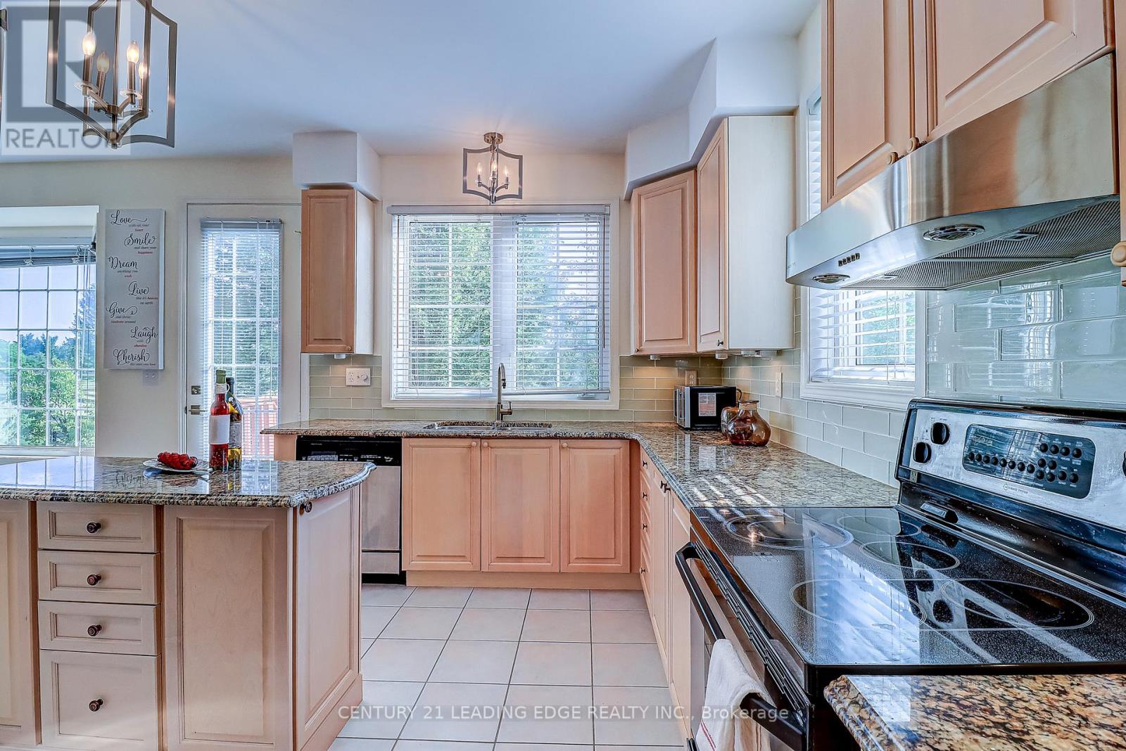 37 Wiltshire Drive, Markham (Berczy), Ontario  L6C 2N2 - Photo 10 - N12424436
