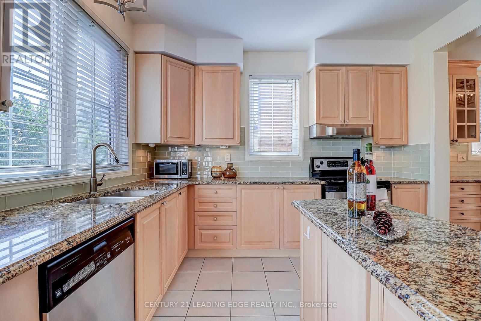 37 Wiltshire Drive, Markham (Berczy), Ontario  L6C 2N2 - Photo 19 - N12424436