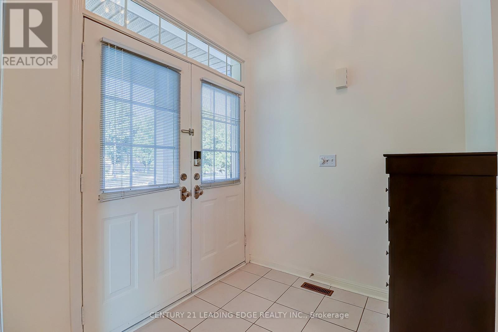 37 Wiltshire Drive, Markham (Berczy), Ontario  L6C 2N2 - Photo 7 - N12424436