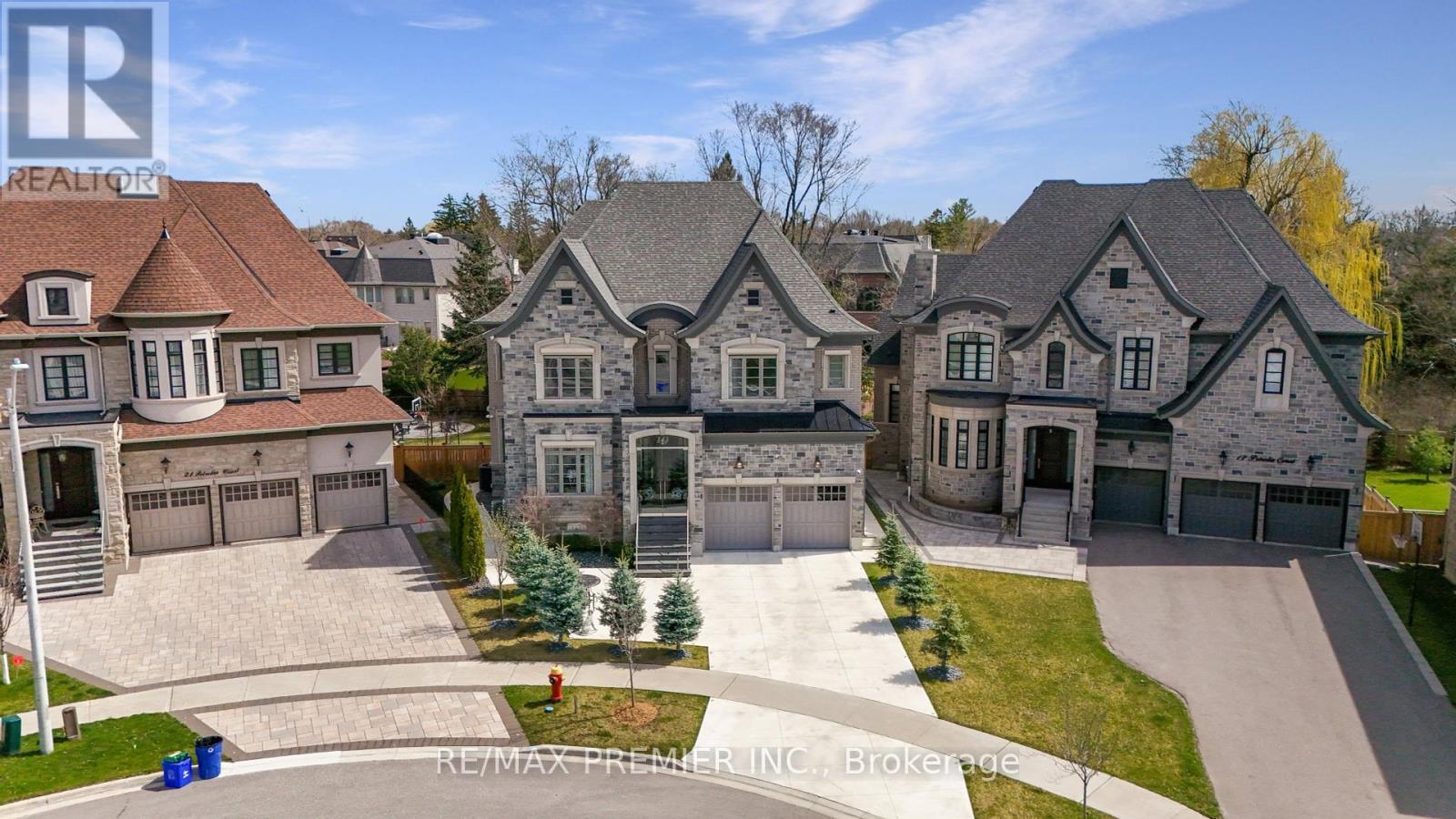 19 Petrolia Court, Richmond Hill, Ontario  L4C 0C2 - Photo 2 - N12424477