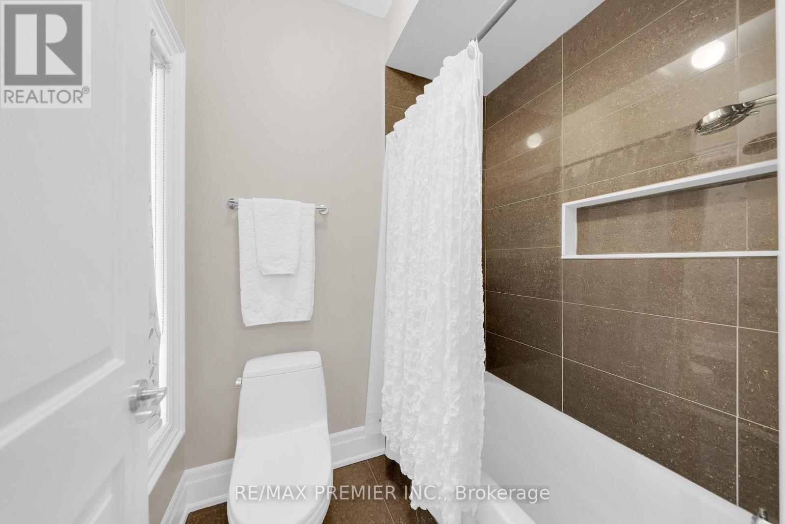 19 Petrolia Court, Richmond Hill, Ontario  L4C 0C2 - Photo 29 - N12424477