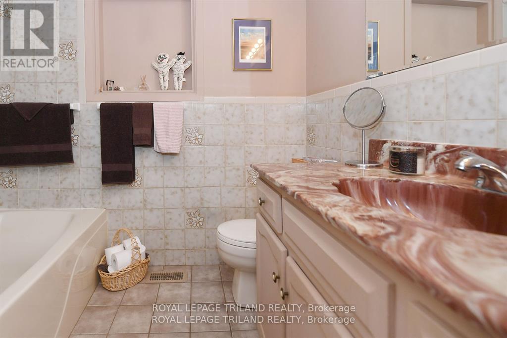 5103 Dundas Street, Middlesex Centre, Ontario  N0M 2P0 - Photo 12 - X12424528