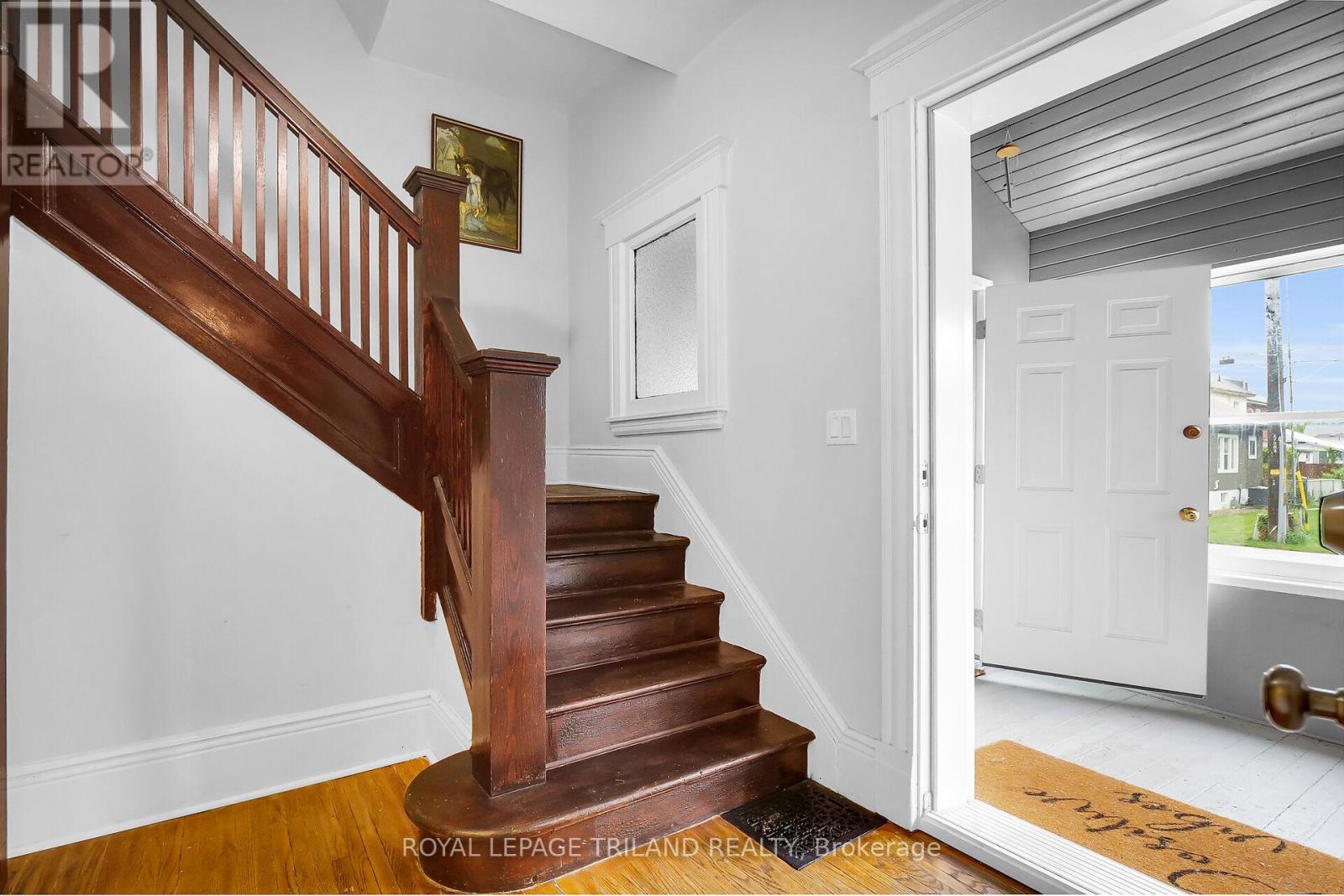 86 Kains Street, St. Thomas, Ontario  N5P 1N7 - Photo 5 - X12424548