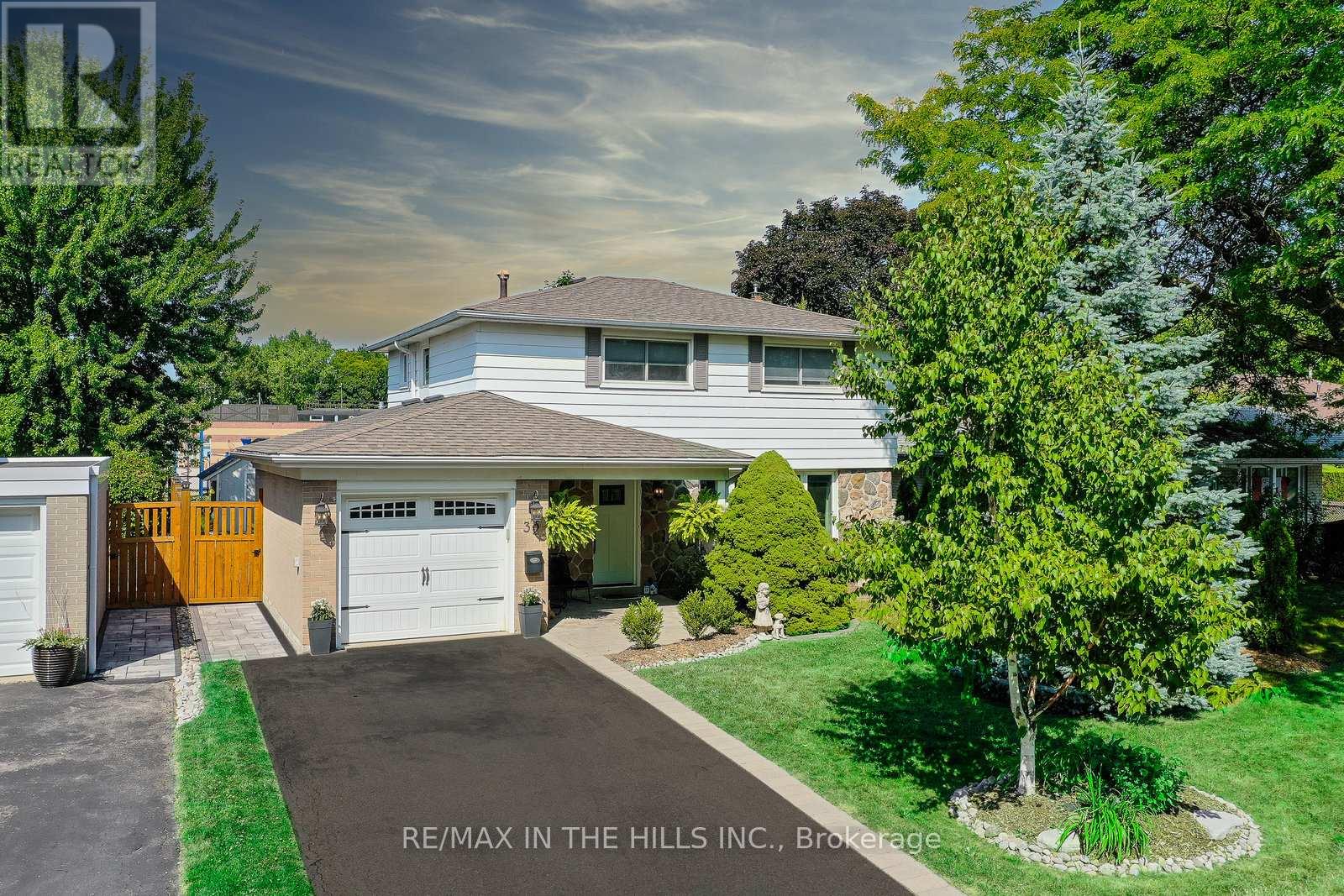 32 Belfountain Court, Brampton, Ontario  L6W 2N1 - Photo 1 - W12424376