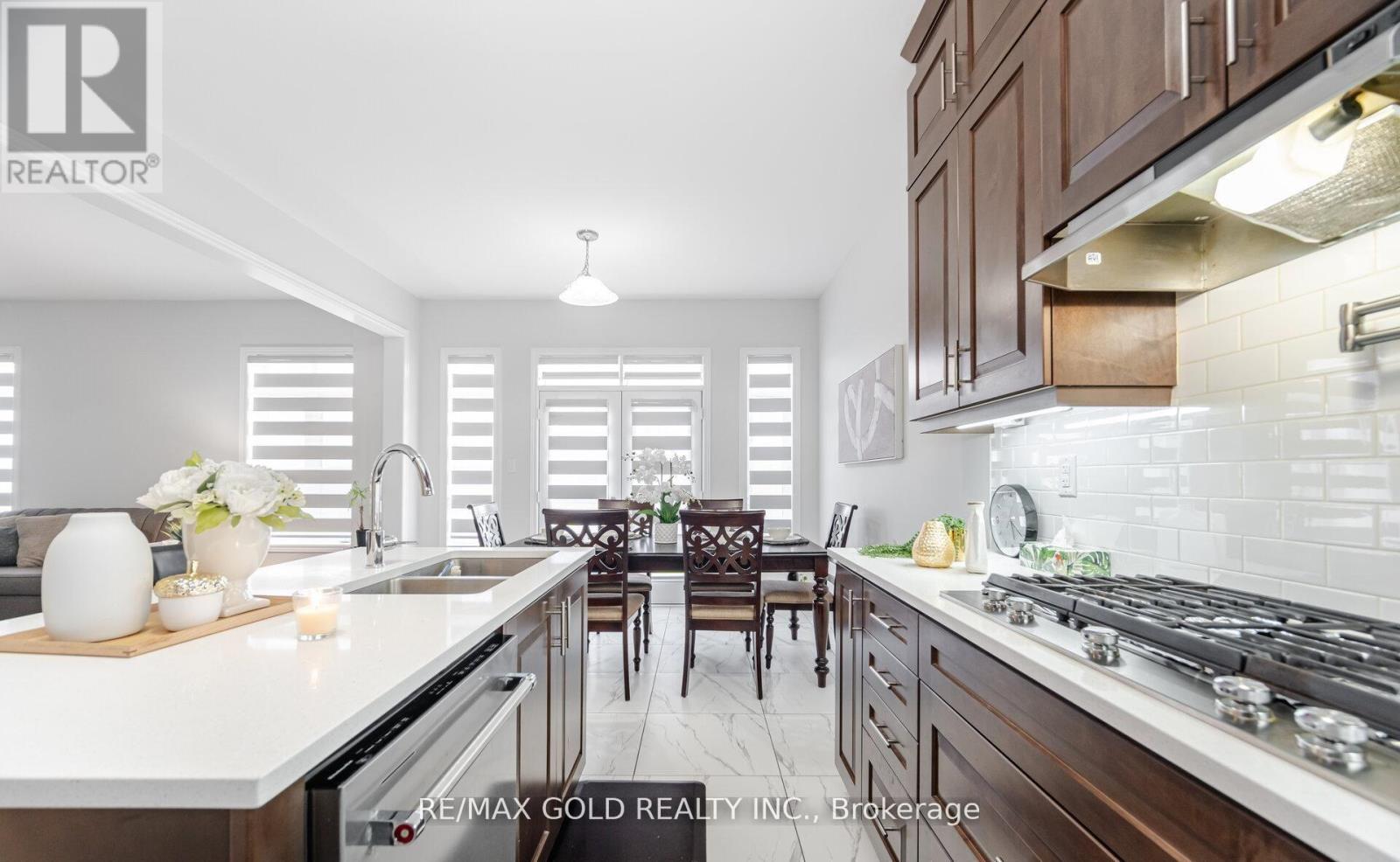 15 Duxbury Road, Brampton, Ontario  L6R 4E3 - Photo 12 - W12424392