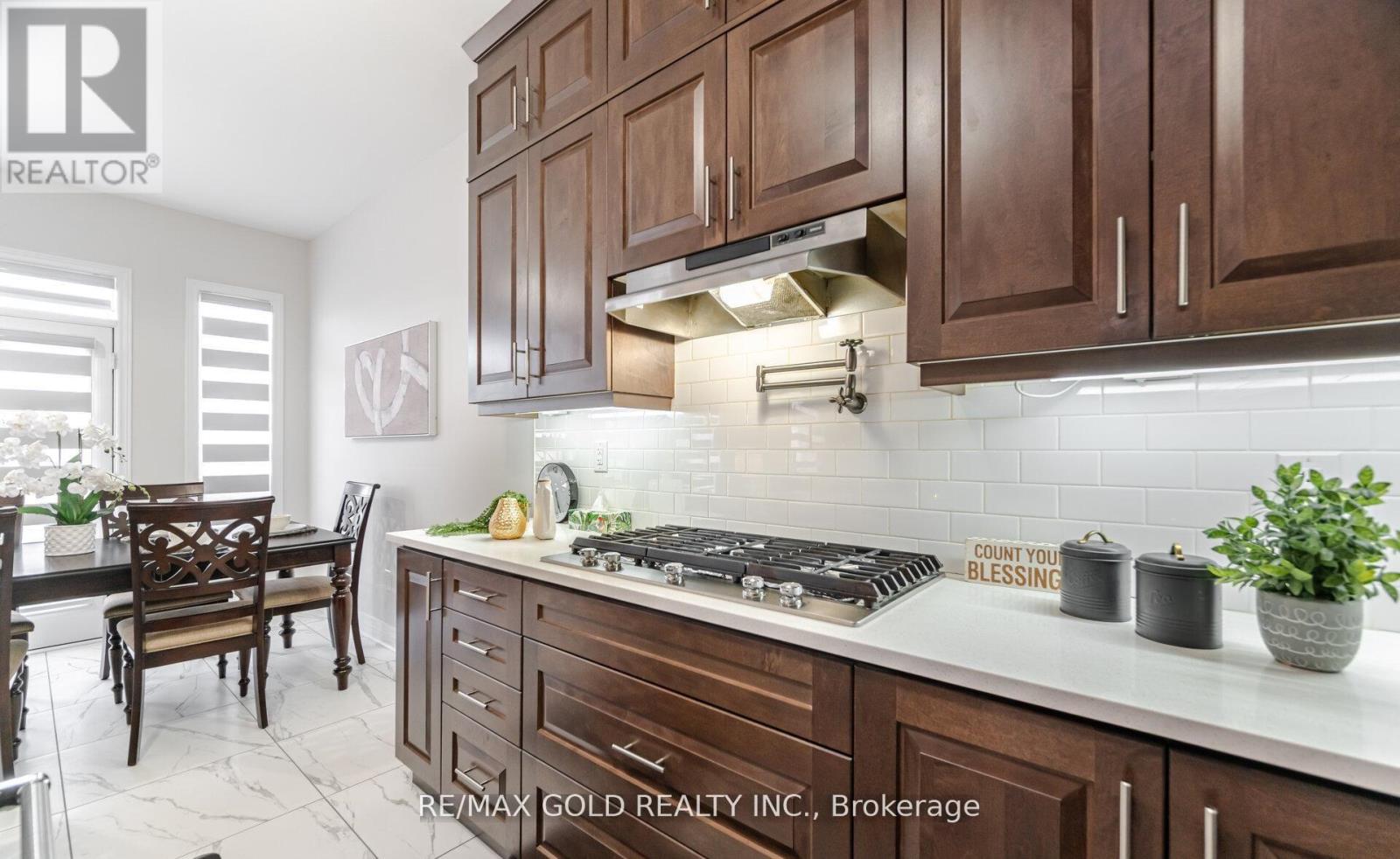 15 Duxbury Road, Brampton, Ontario  L6R 4E3 - Photo 15 - W12424392