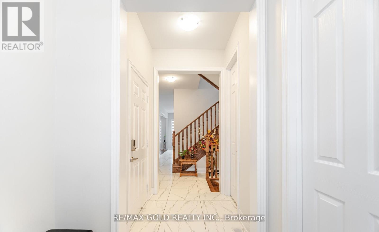 15 Duxbury Road, Brampton, Ontario  L6R 4E3 - Photo 6 - W12424392