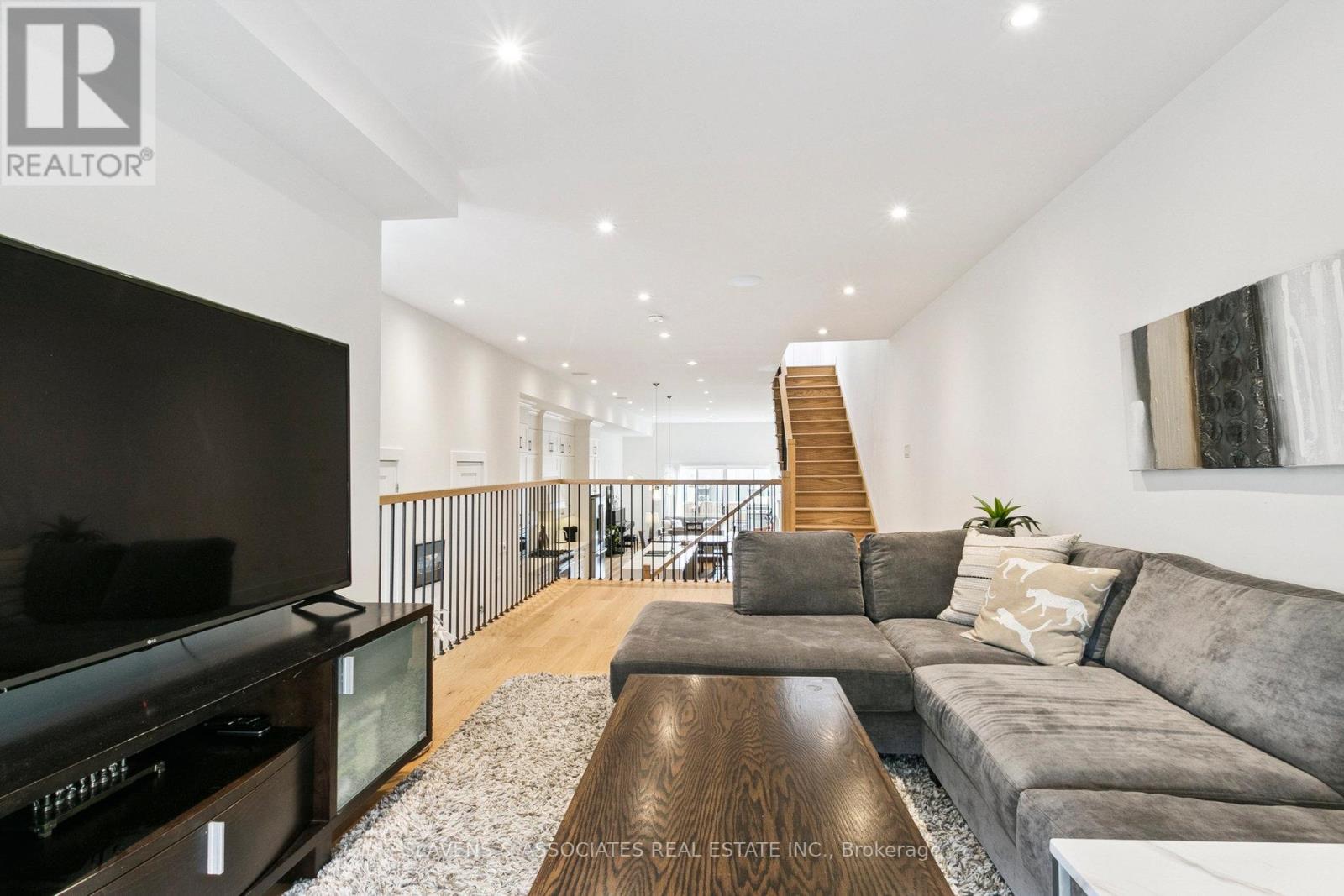 1040 Enola Avenue, Mississauga, Ontario  L5G 4A9 - Photo 16 - W12424409