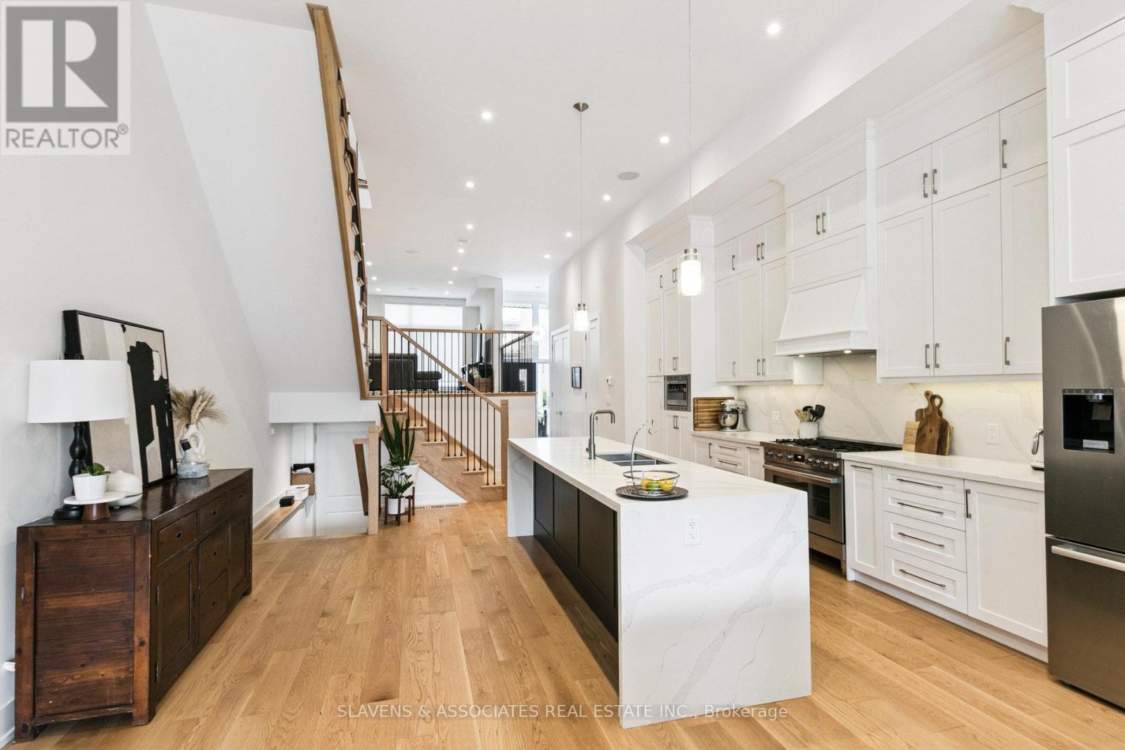 1040 Enola Avenue, Mississauga, Ontario  L5G 4A9 - Photo 6 - W12424409