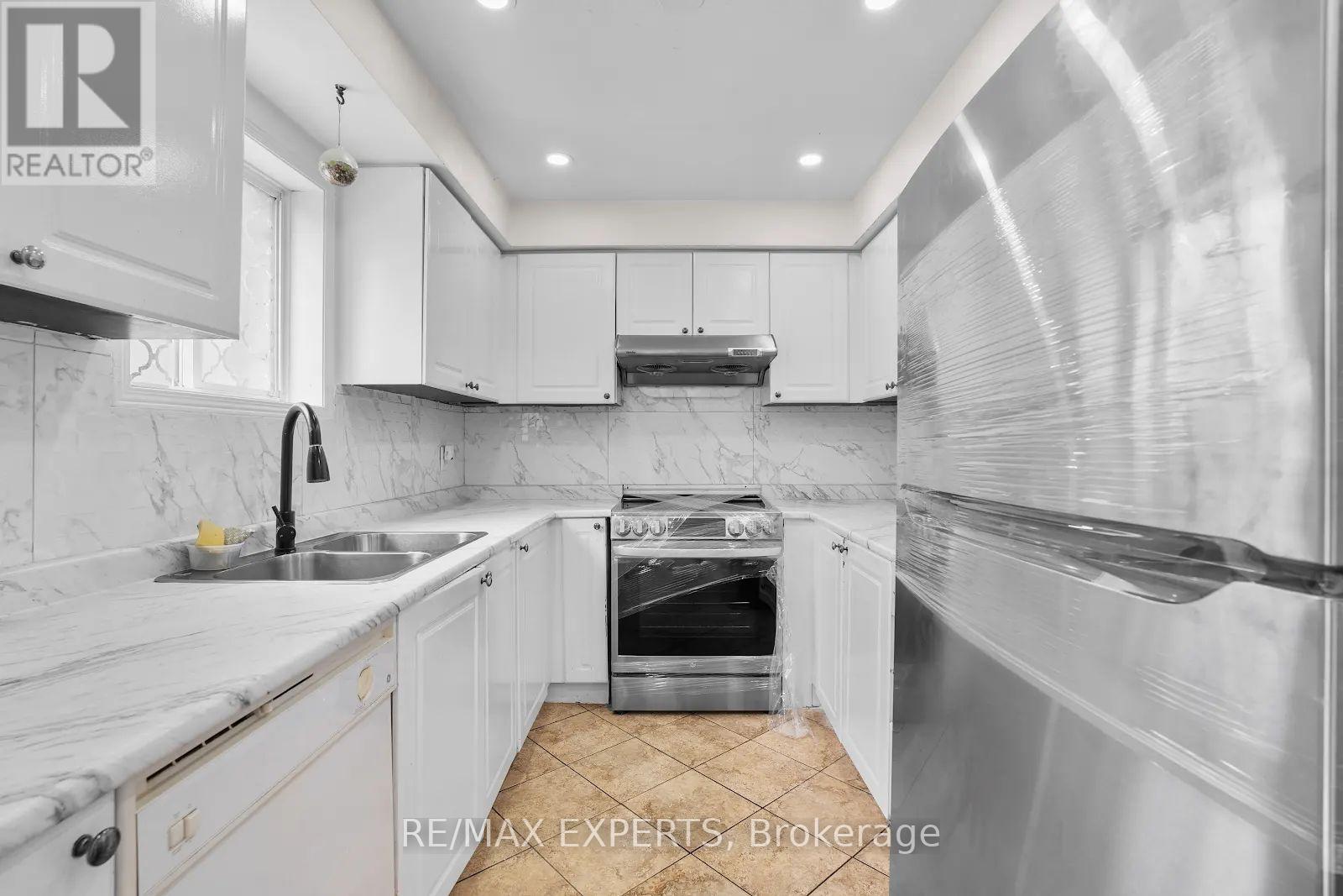 58 Fordwich Boulevard, Brampton, Ontario  L7A 1T2 - Photo 7 - W12424432