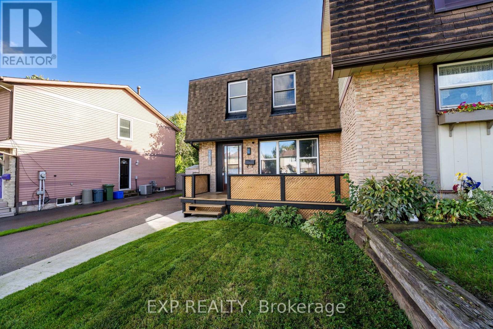 2258 Manchester Drive, Burlington, Ontario  L7P 3W2 - Photo 2 - W12424464