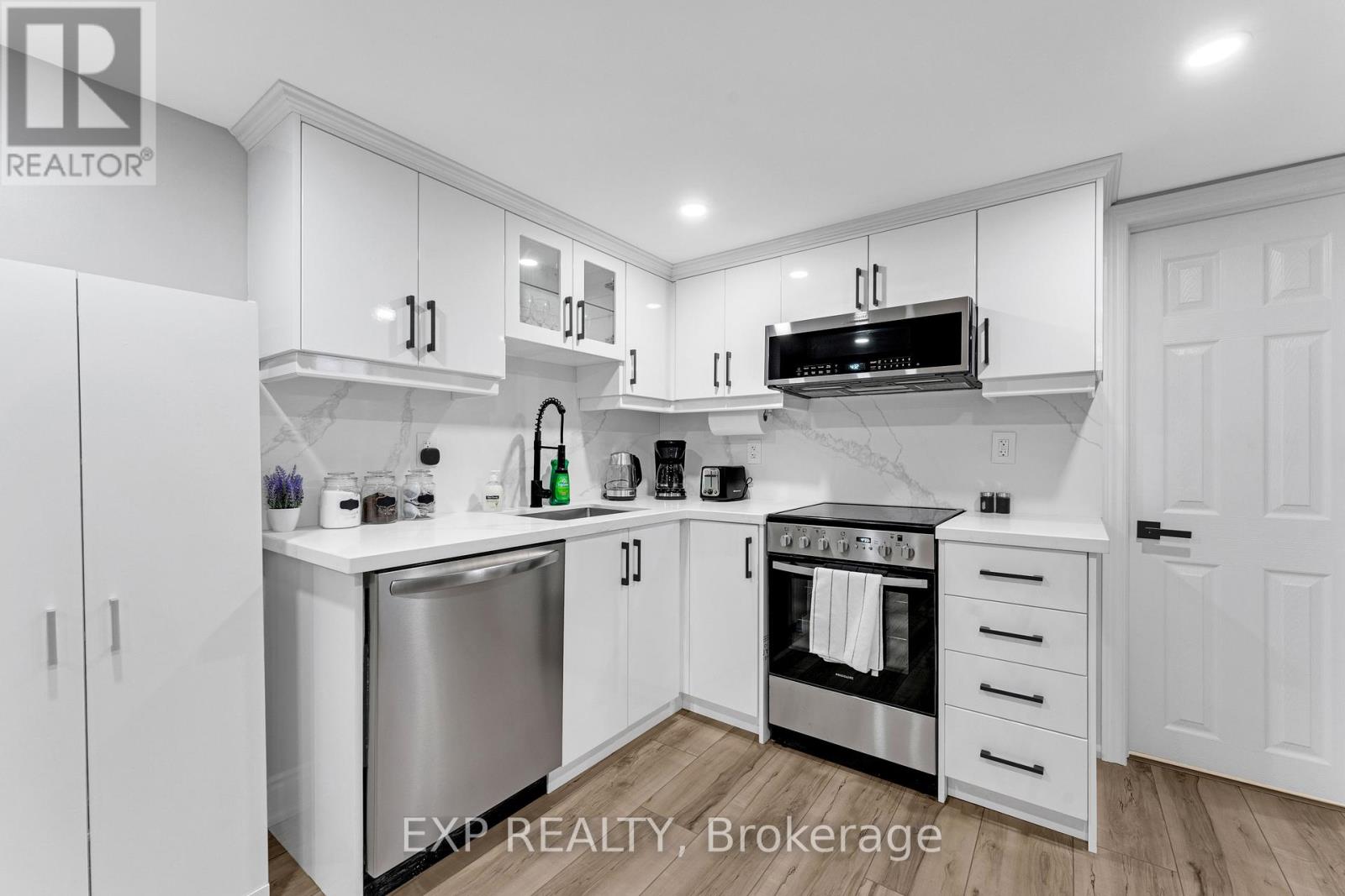 2258 Manchester Drive, Burlington, Ontario  L7P 3W2 - Photo 25 - W12424464
