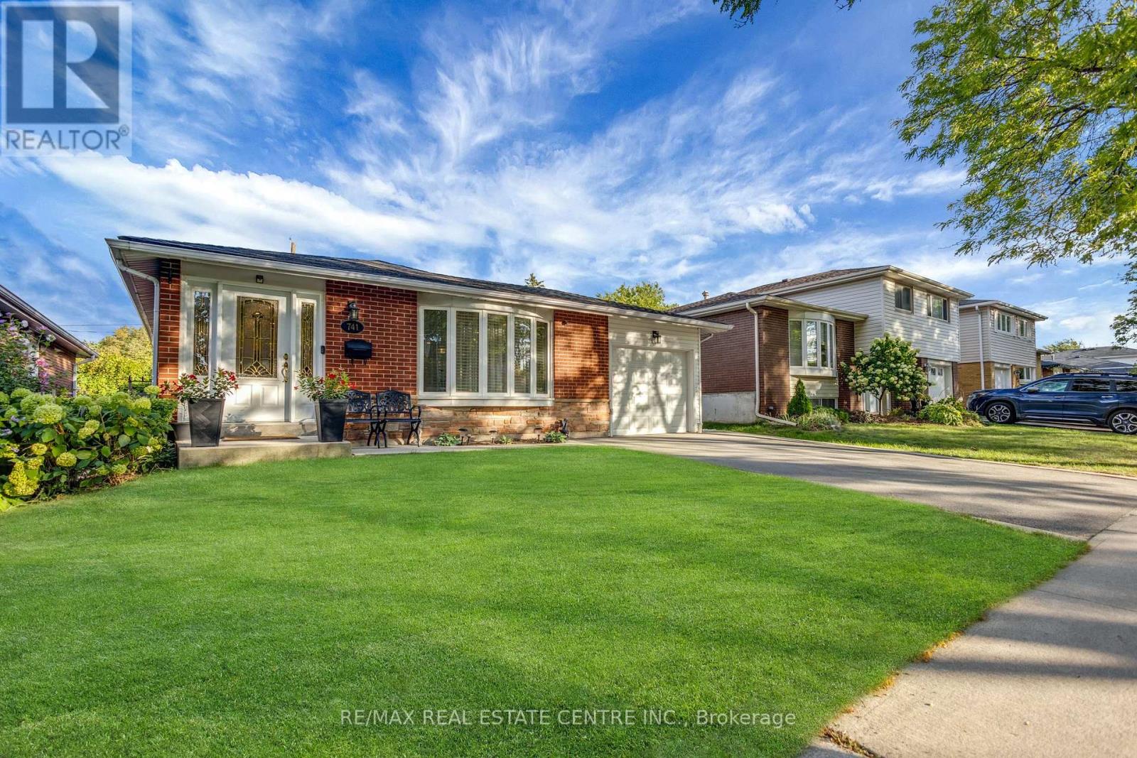 741 Mullin Way, Burlington, Ontario  L7L 4J8 - Photo 2 - W12396134