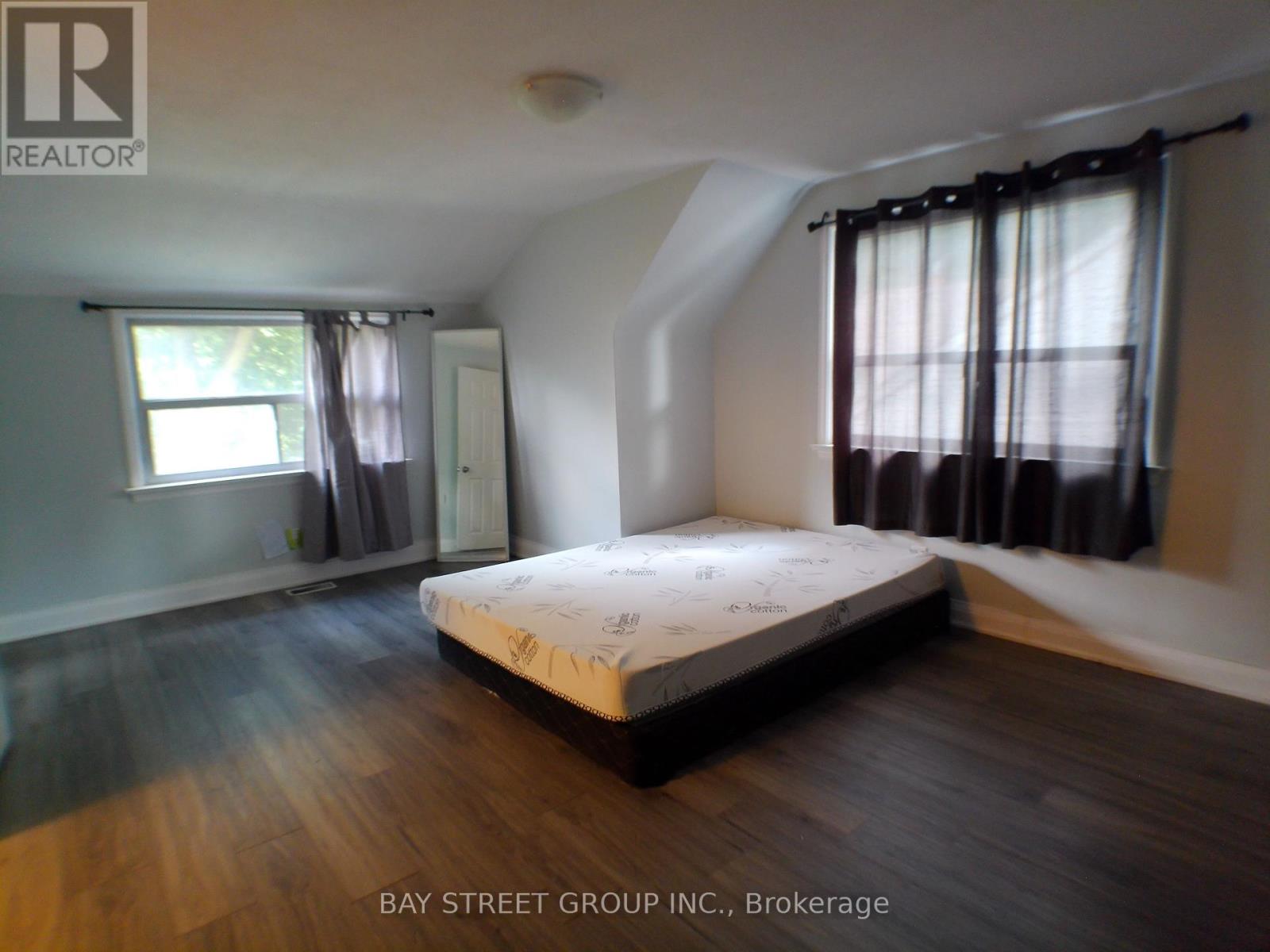 60 Mary Street, Brampton (Downtown Brampton), Ontario  L6W 2R3 - Photo 10 - W12402600