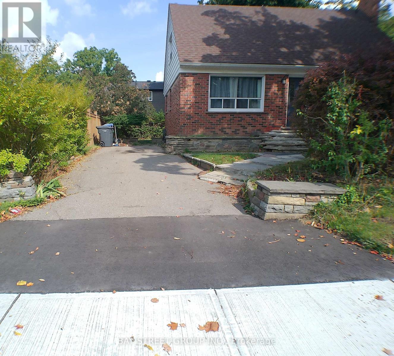 60 Mary Street, Brampton (Downtown Brampton), Ontario  L6W 2R3 - Photo 2 - W12402600