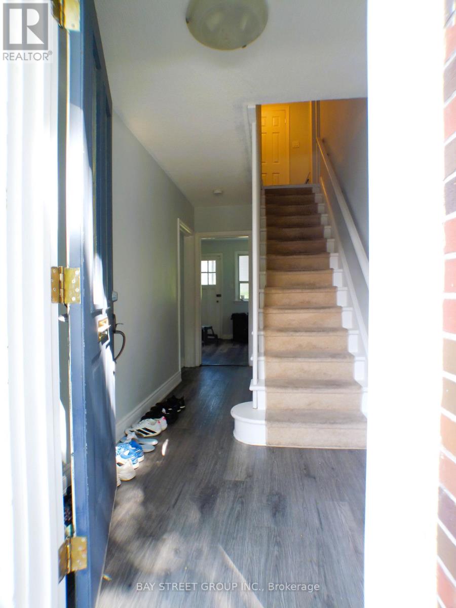 60 Mary Street, Brampton (Downtown Brampton), Ontario  L6W 2R3 - Photo 3 - W12402600