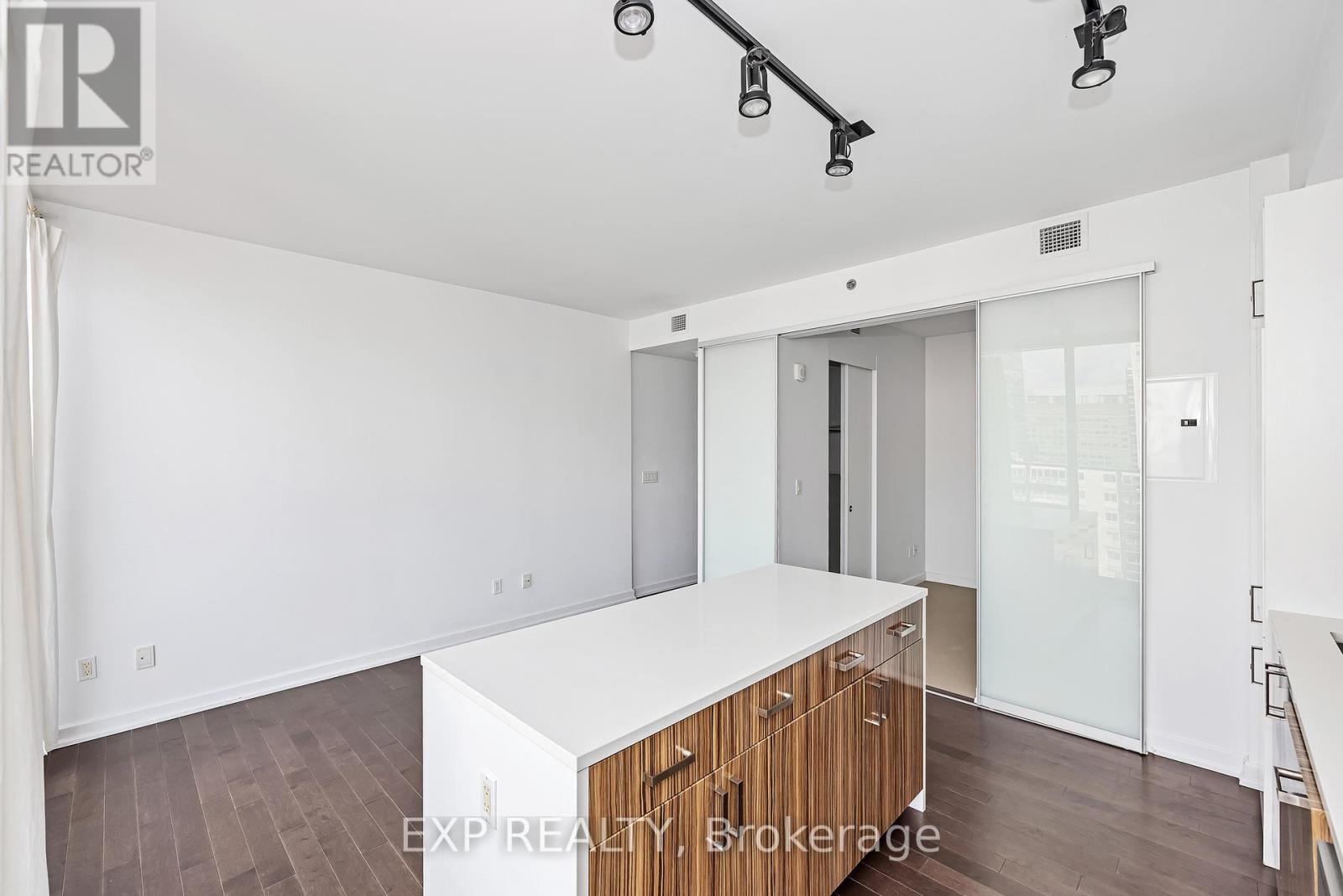 812 - 300 Lisgar Street, Ottawa, Ontario  K2P 0E2 - Photo 17 - X12424636