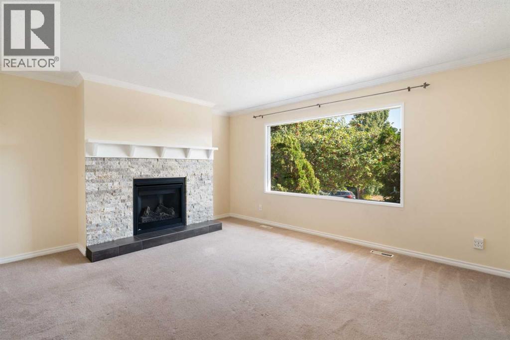 39 Bearberry Crescent Nw, Calgary, Alberta  T3K 1P9 - Photo 4 - A2258760