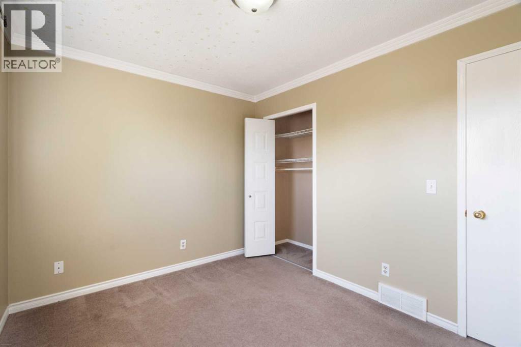 39 Bearberry Crescent Nw, Calgary, Alberta  T3K 1P9 - Photo 7 - A2258760