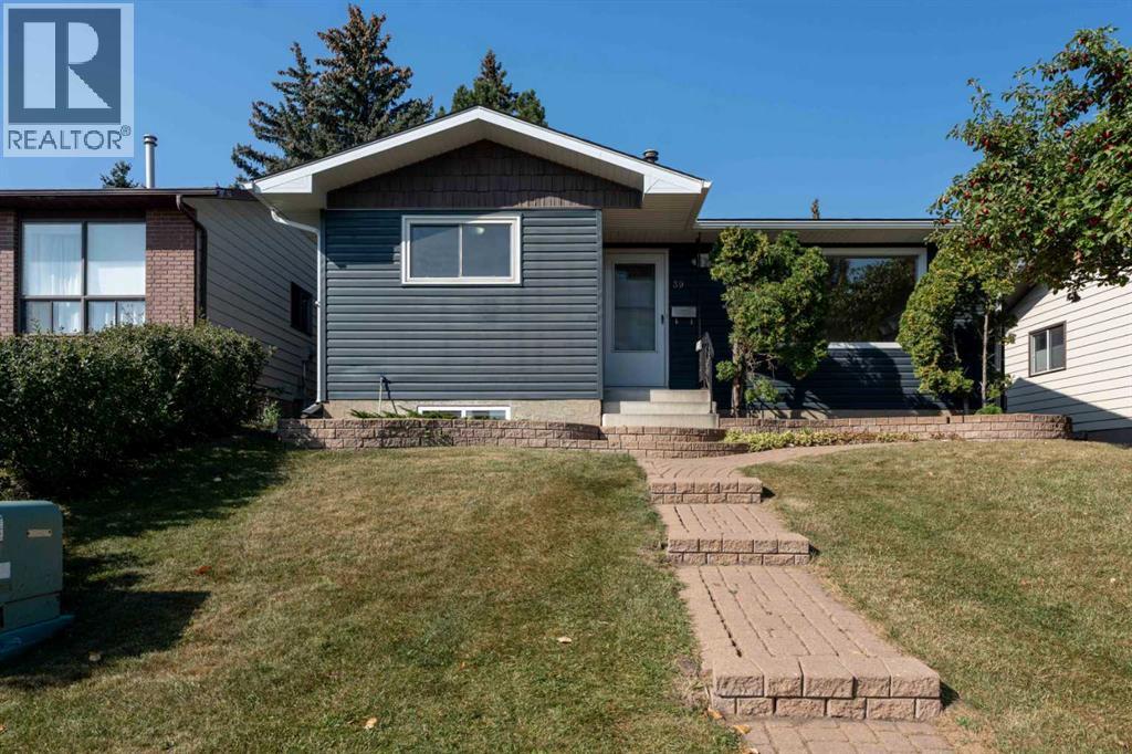 39 Bearberry Crescent Nw, Calgary, Alberta  T3K 1P9 - Photo 1 - A2258760