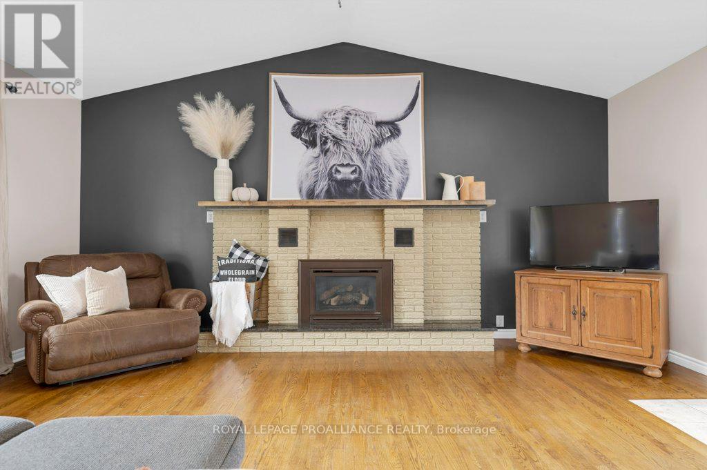 466 Mackenzie Road, Quinte West, Ontario  K0K 2C0 - Photo 11 - X12424592