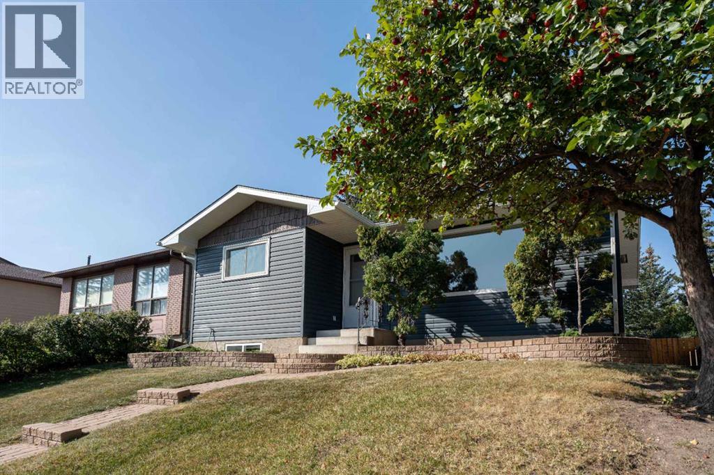 39 Bearberry Crescent Nw, Calgary, Alberta  T3K 1P9 - Photo 2 - A2258760