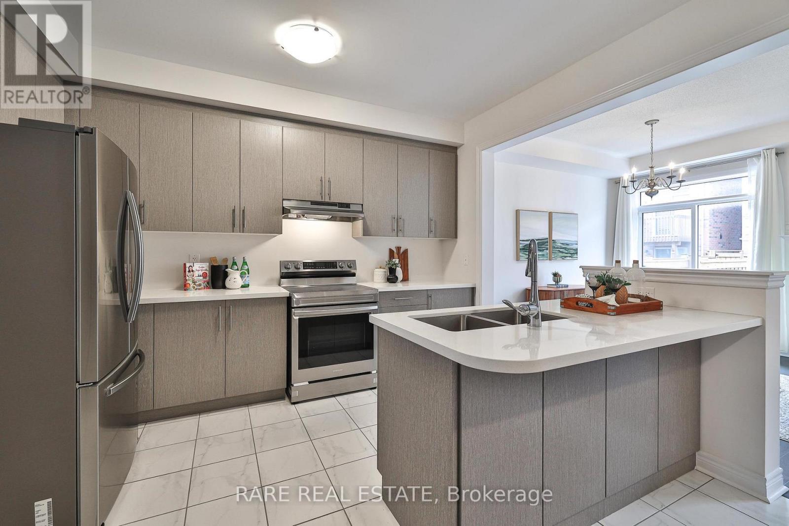 129 Marigold Gardens, Oakville, Ontario  L6H 0Y1 - Photo 4 - W12424530