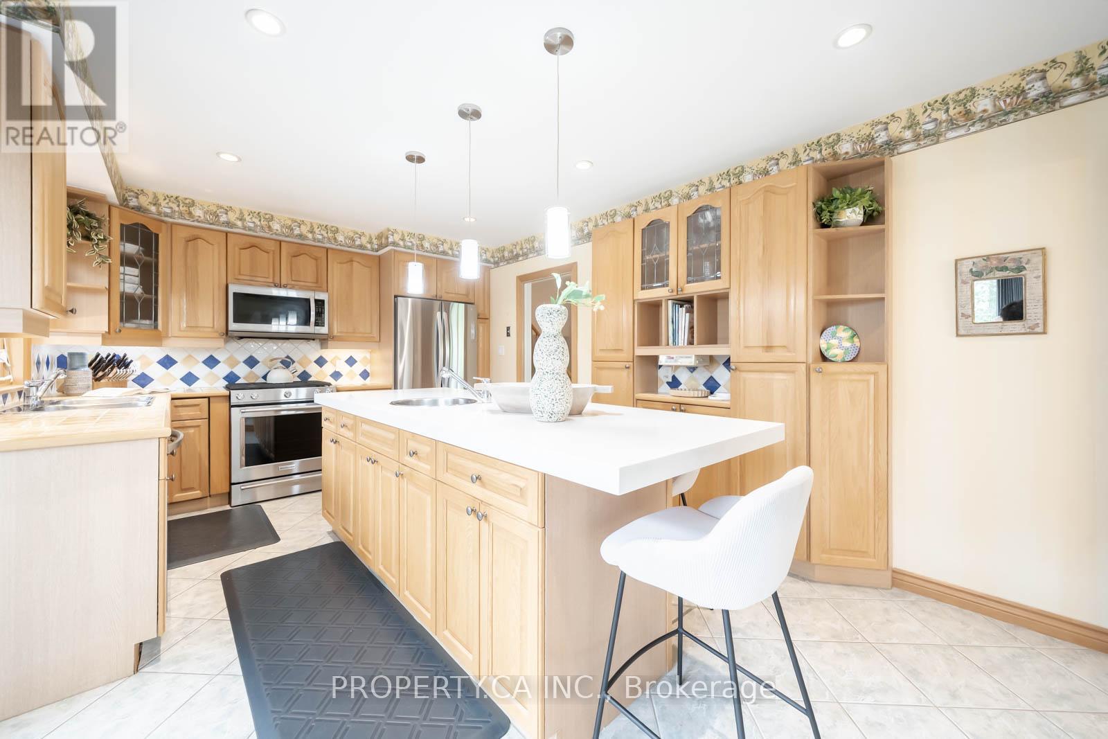 30 Bournemouth Road, Toronto, Ontario  M9A 2C7 - Photo 7 - W12424549
