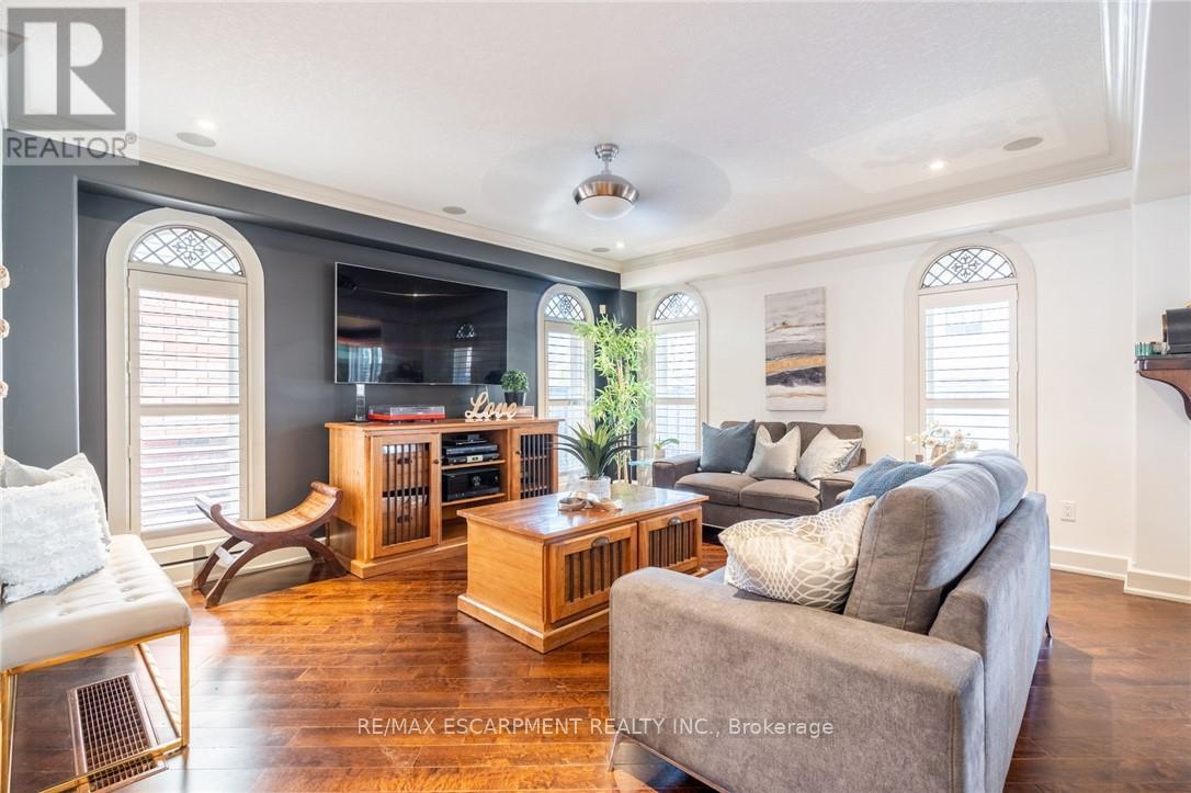 16 Sycamore Crescent, Grimsby, Ontario  L3M 5P7 - Photo 6 - X12424532