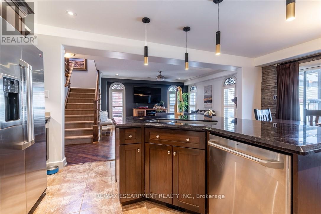 16 Sycamore Crescent, Grimsby, Ontario  L3M 5P7 - Photo 8 - X12424532