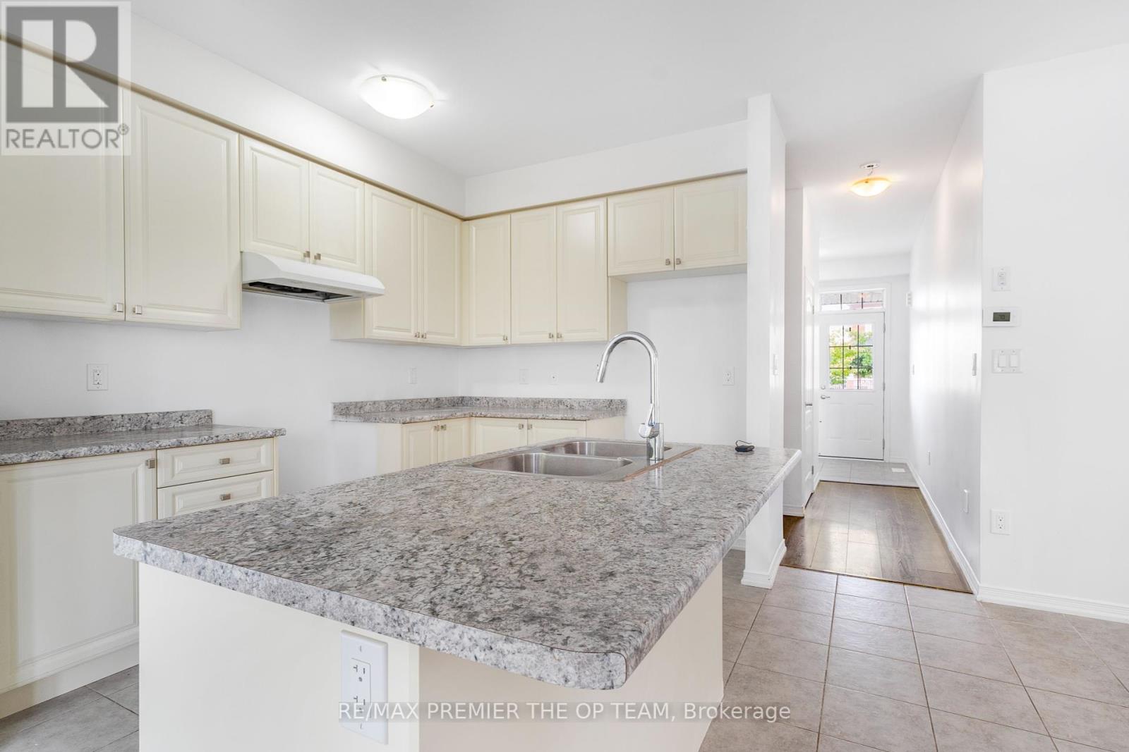 220 Esther Crescent, Thorold, Ontario  L3B 0H1 - Photo 14 - X12424564