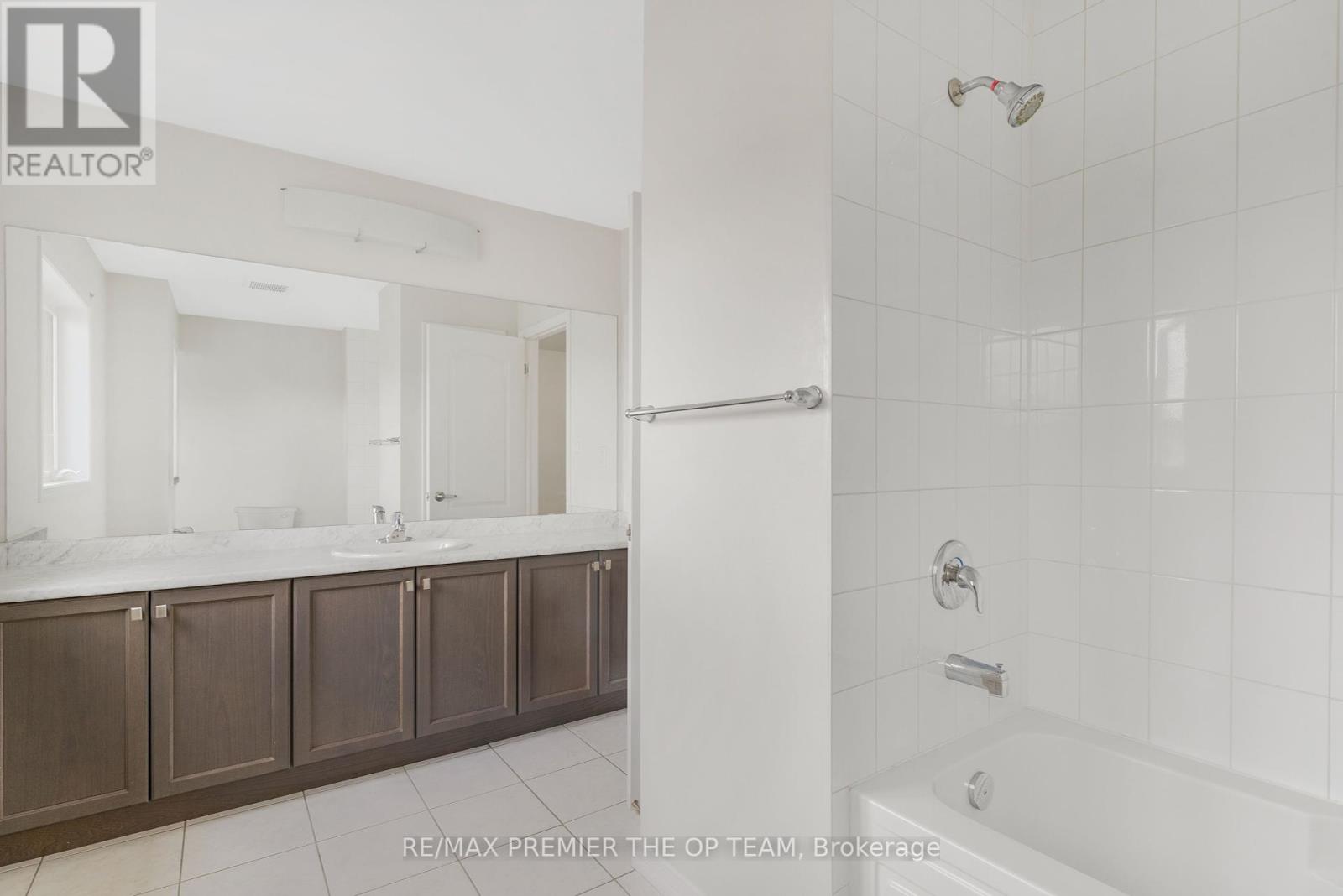 220 Esther Crescent, Thorold, Ontario  L3B 0H1 - Photo 19 - X12424564