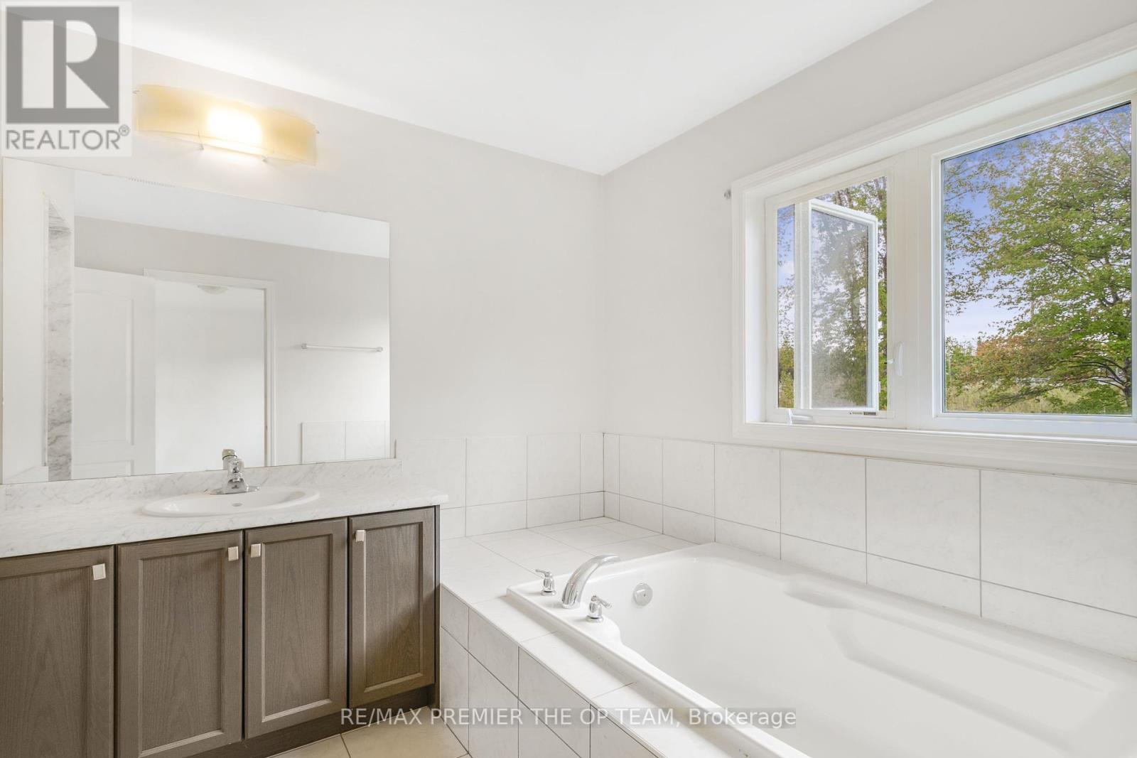220 Esther Crescent, Thorold, Ontario  L3B 0H1 - Photo 25 - X12424564
