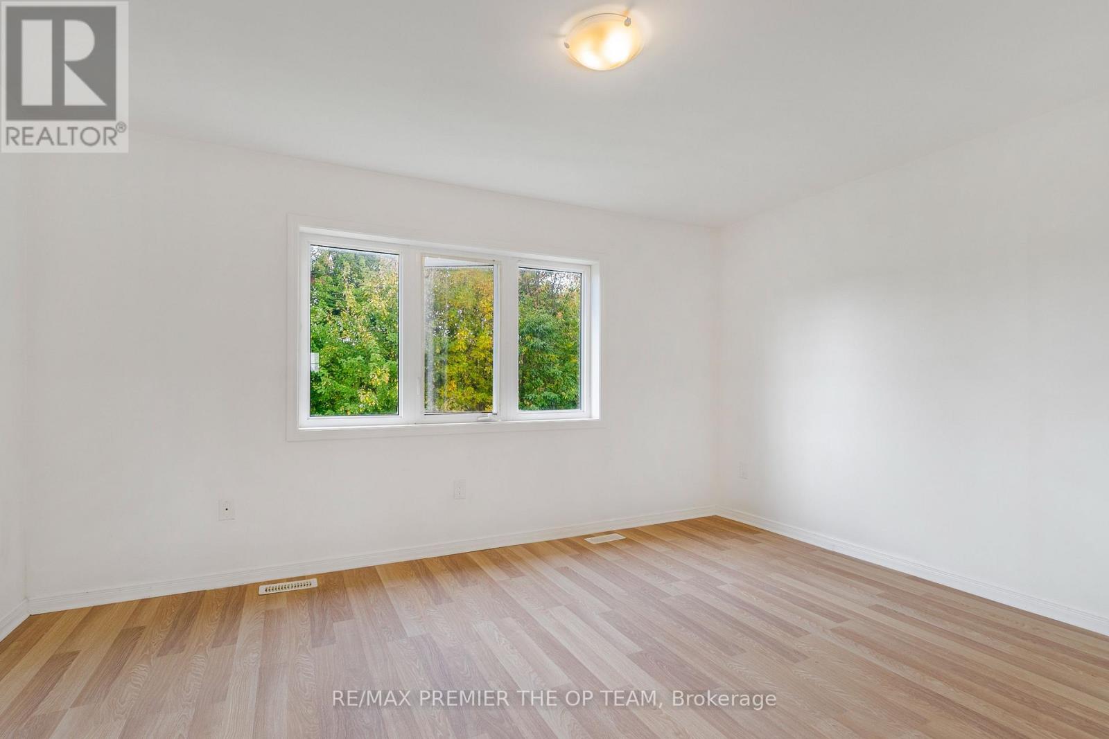 220 Esther Crescent, Thorold, Ontario  L3B 0H1 - Photo 27 - X12424564