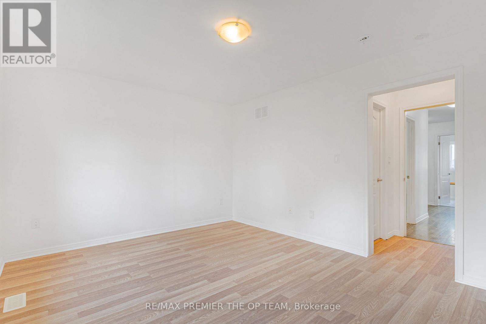 220 Esther Crescent, Thorold, Ontario  L3B 0H1 - Photo 28 - X12424564