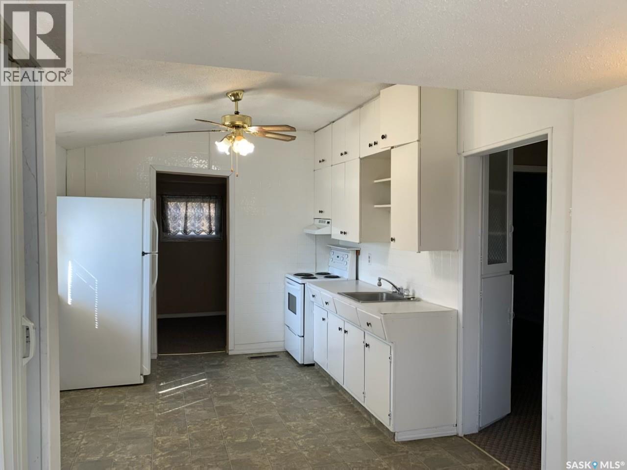 355 3rd Street E, Shaunavon, Saskatchewan  S0N 2M0 - Photo 2 - SK019285