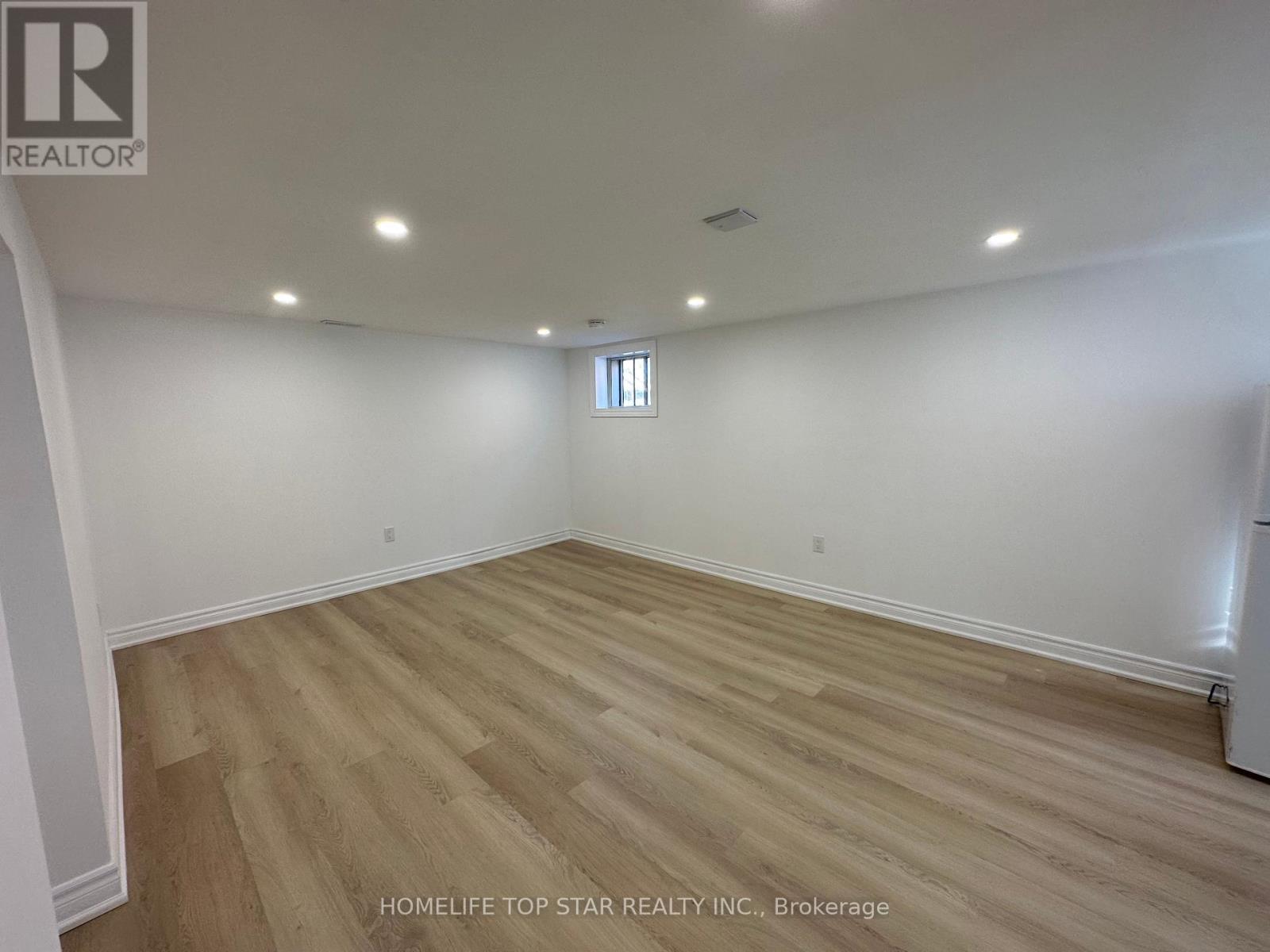 Bachelor - 38 Cartier Crescent, Richmond Hill, Ontario  L4C 2N2 - Photo 3 - N12424707