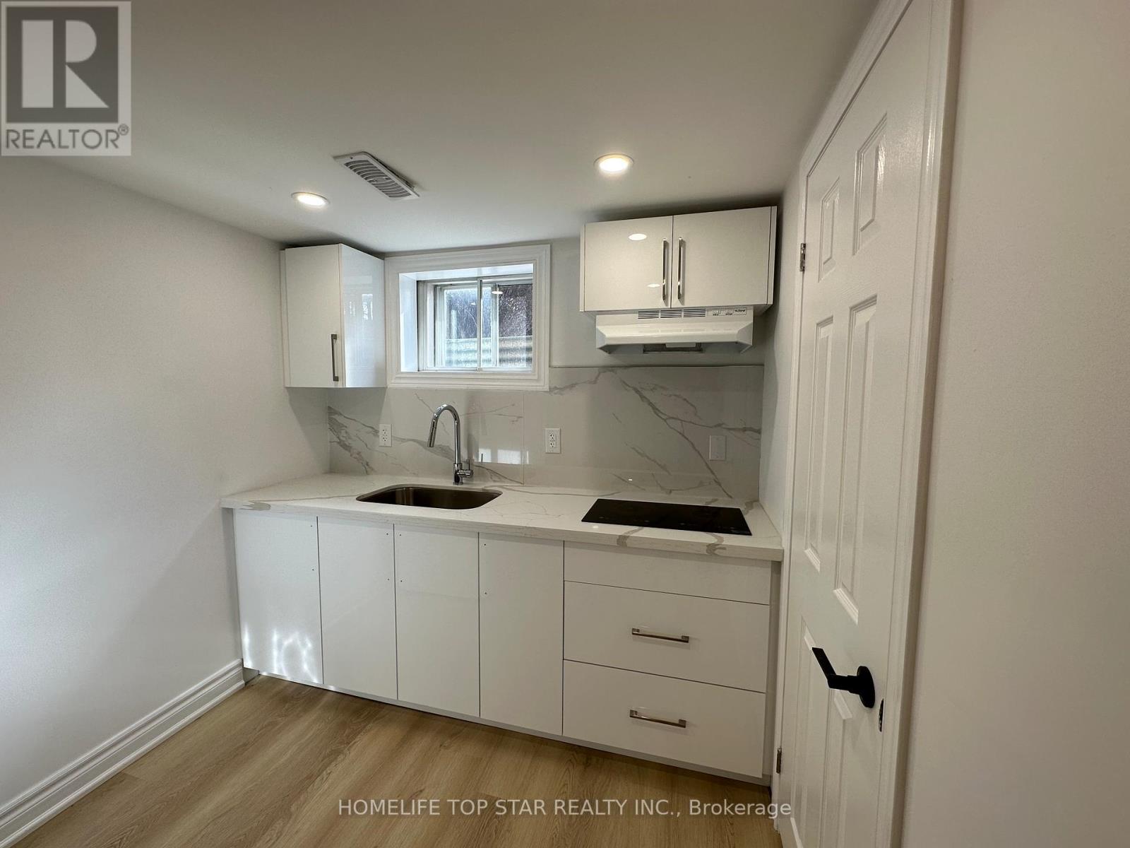 Bachelor - 38 Cartier Crescent, Richmond Hill, Ontario  L4C 2N2 - Photo 6 - N12424707