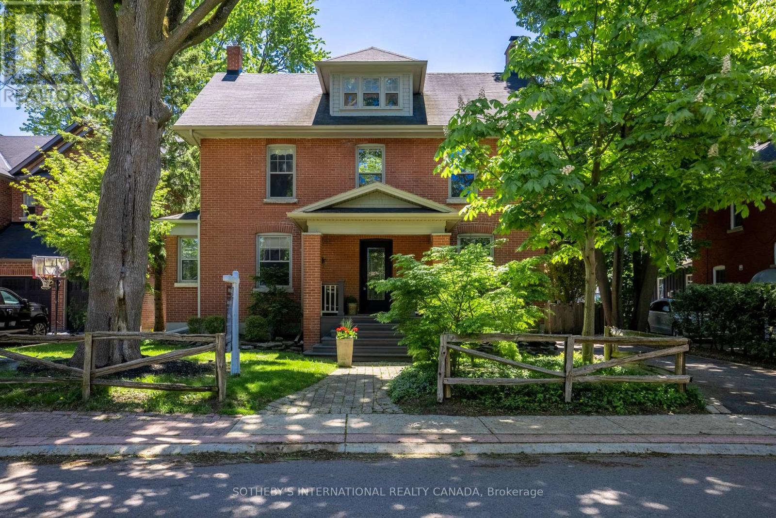 77 CATHERINE AVENUE, Aurora, Ontario