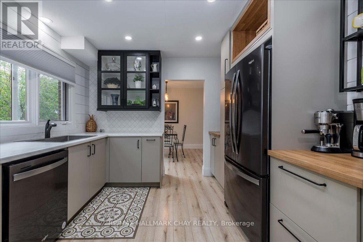 56 Marshall Street, Barrie, Ontario  L4N 3S7 - Photo 12 - S12424623