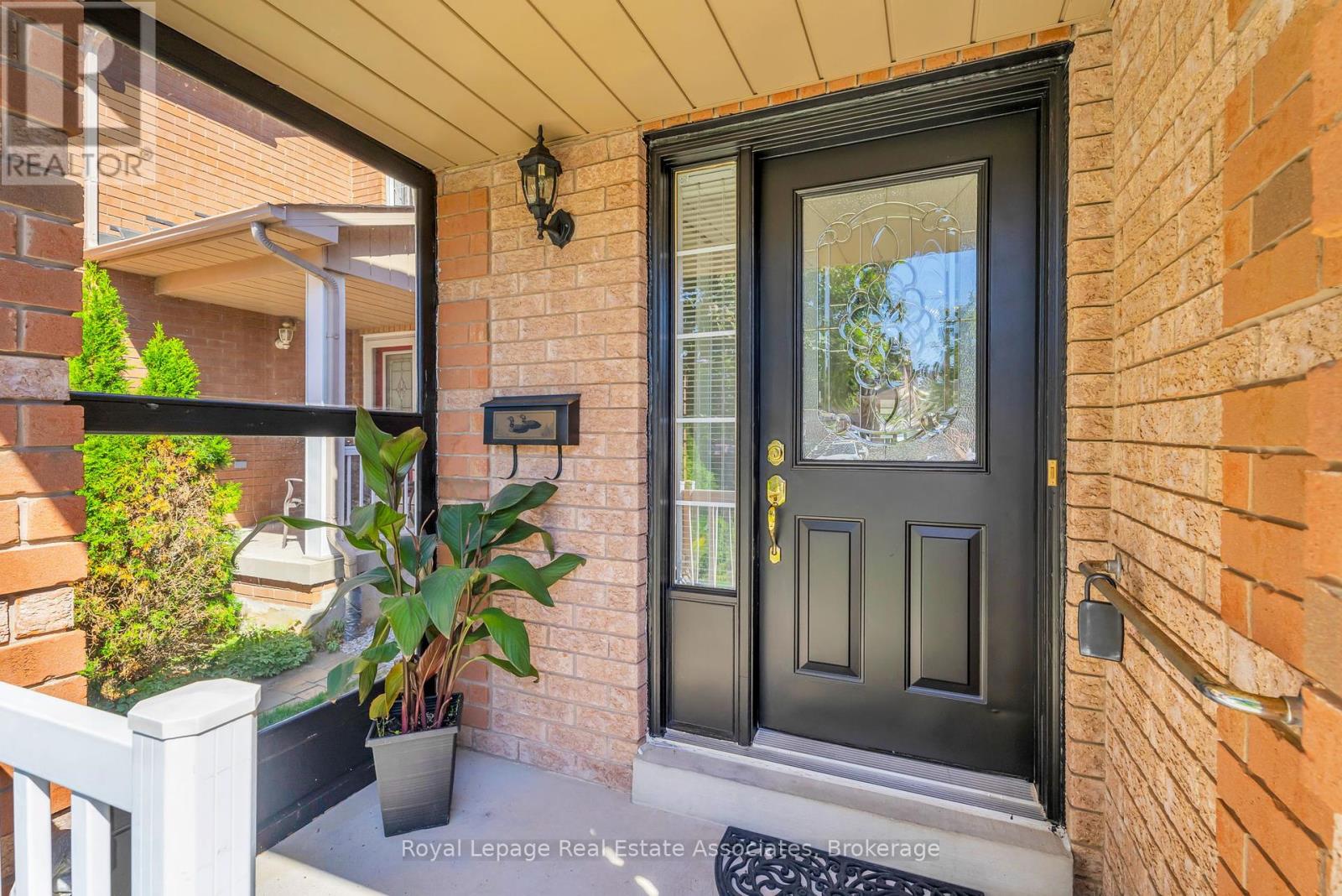 69 Lonestar Crescent, Brampton, Ontario  L7A 2J1 - Photo 4 - W12424597