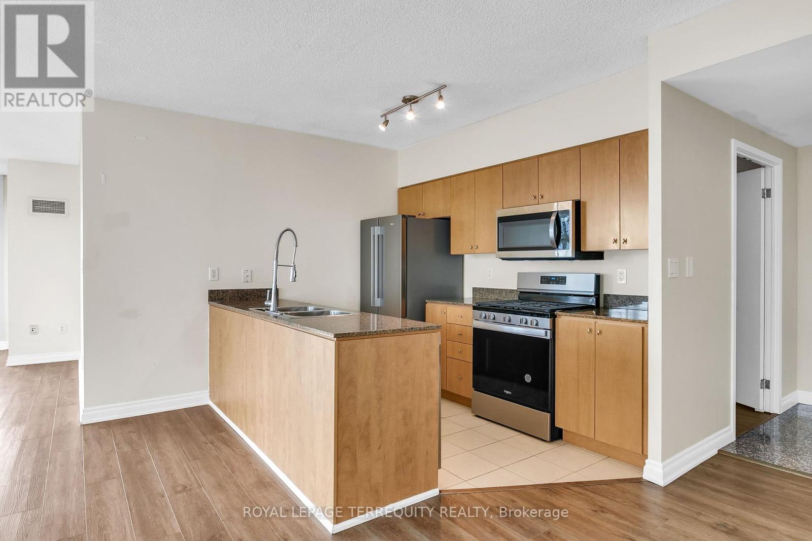 709 - 35 Mariner Terrace, Toronto (Waterfront Communities), Ontario  M5V 3V9 - Photo 12 - C12424748