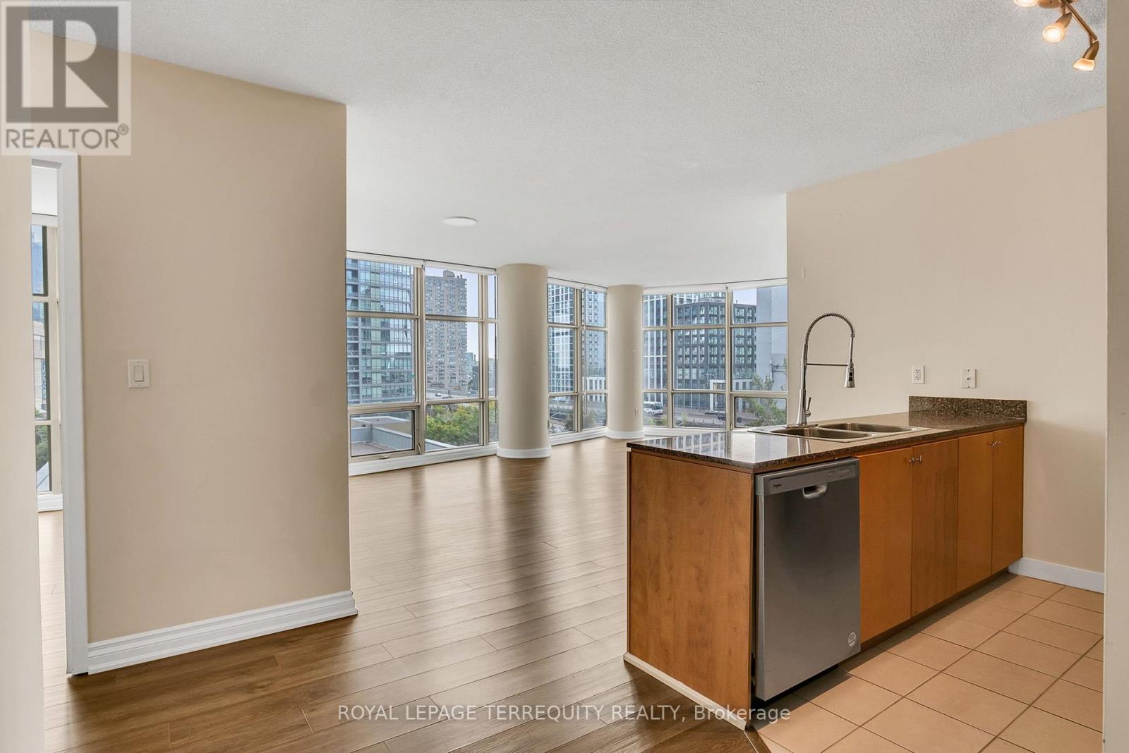 709 - 35 Mariner Terrace, Toronto (Waterfront Communities), Ontario  M5V 3V9 - Photo 2 - C12424748