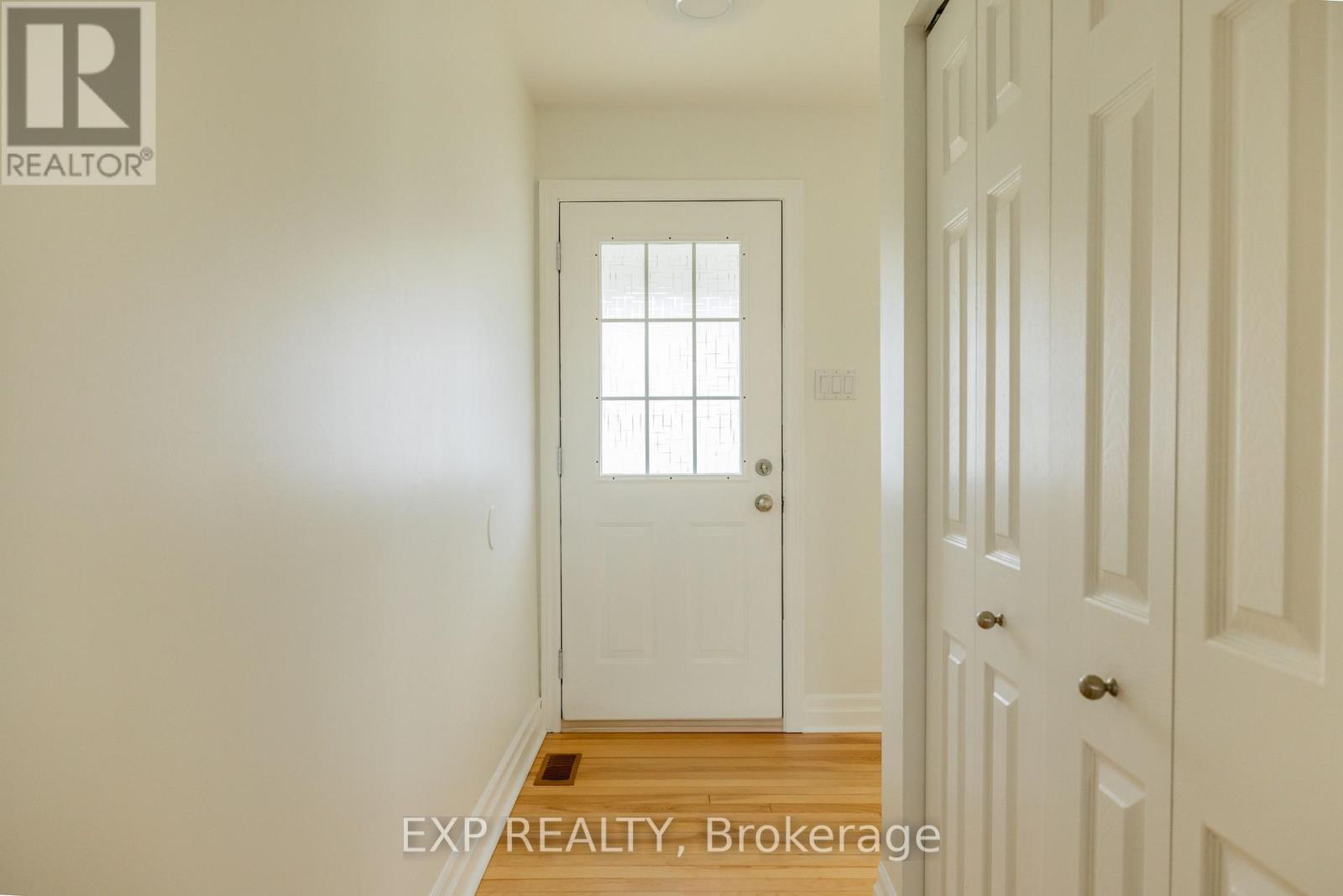 1954 Rosebella Avenue, Ottawa, Ontario  K1T 1G7 - Photo 2 - X12424860