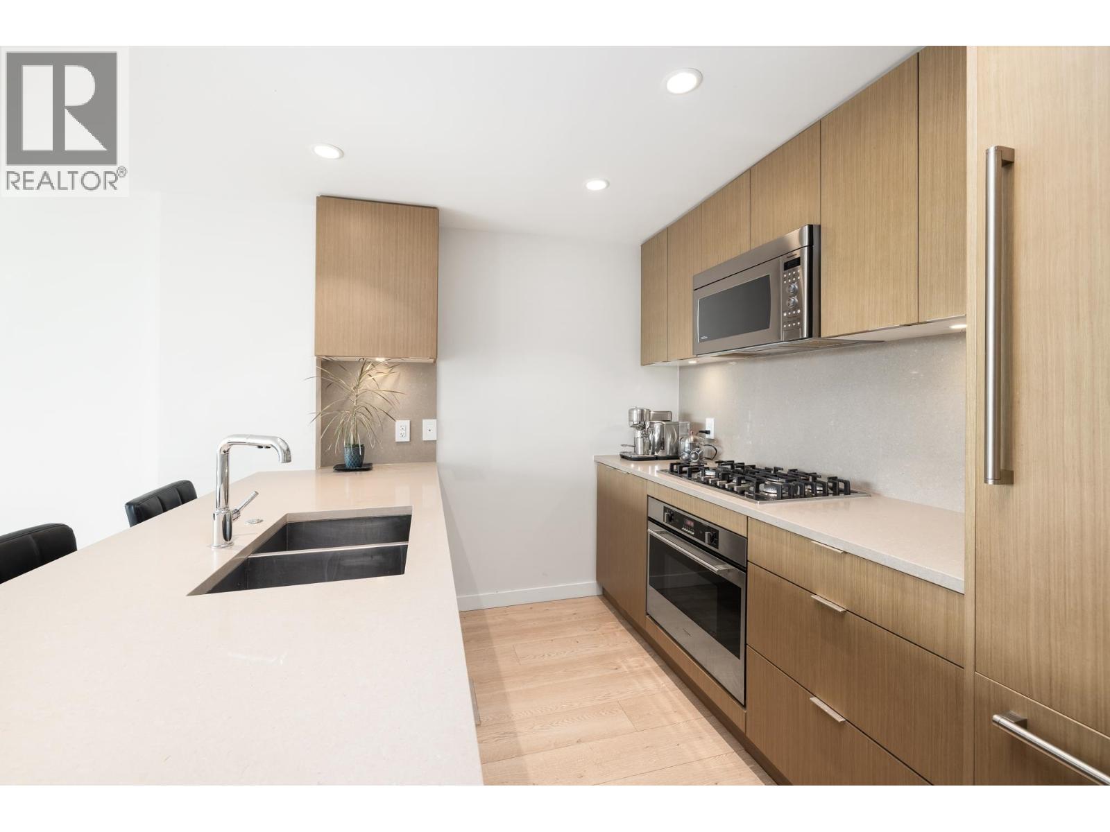 810 125 E 14th Street, North Vancouver, British Columbia  V7L 0E6 - Photo 3 - R3047892