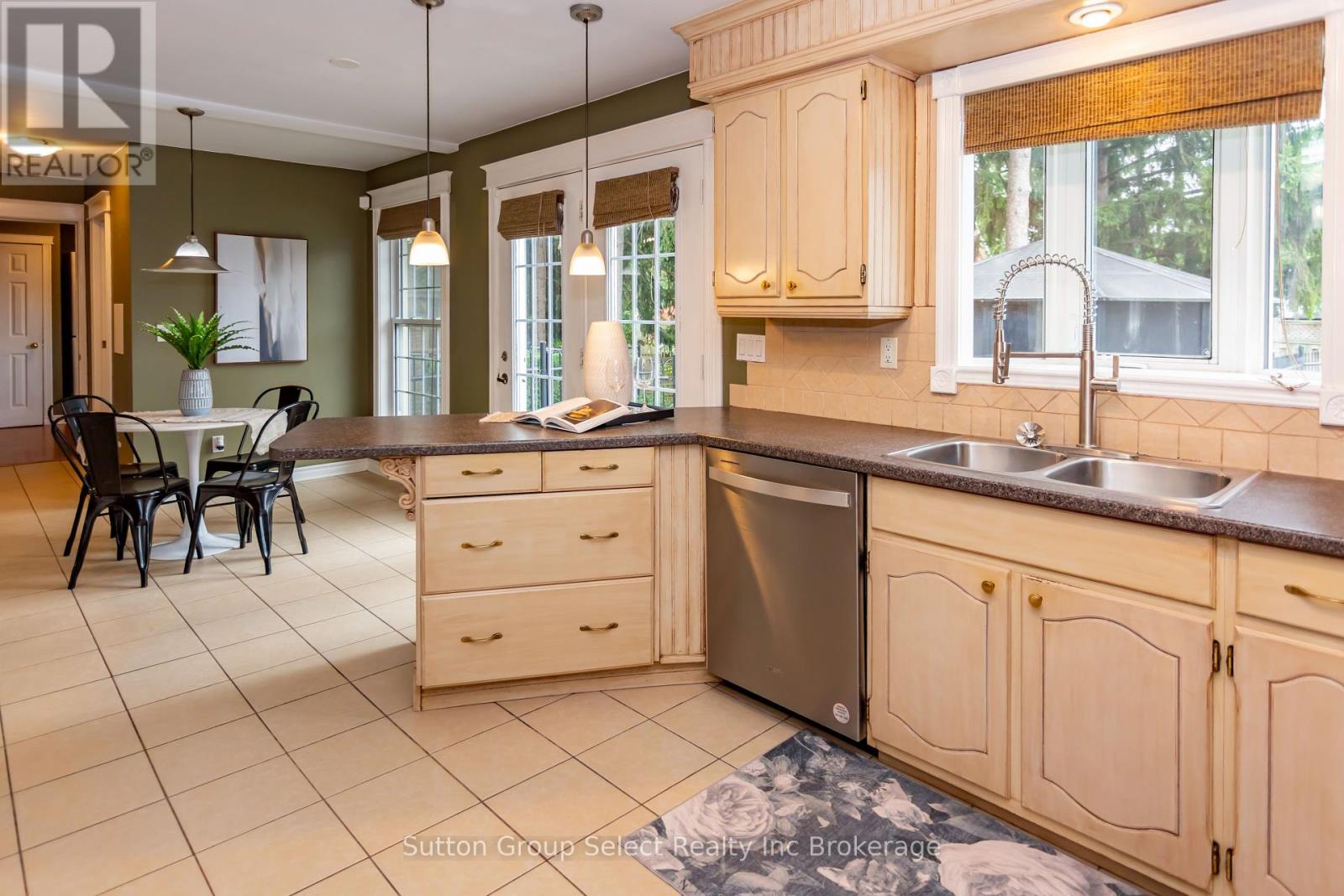 714 Gladstone Drive, Woodstock (Woodstock - North), Ontario  N4S 5S9 - Photo 11 - X12424895