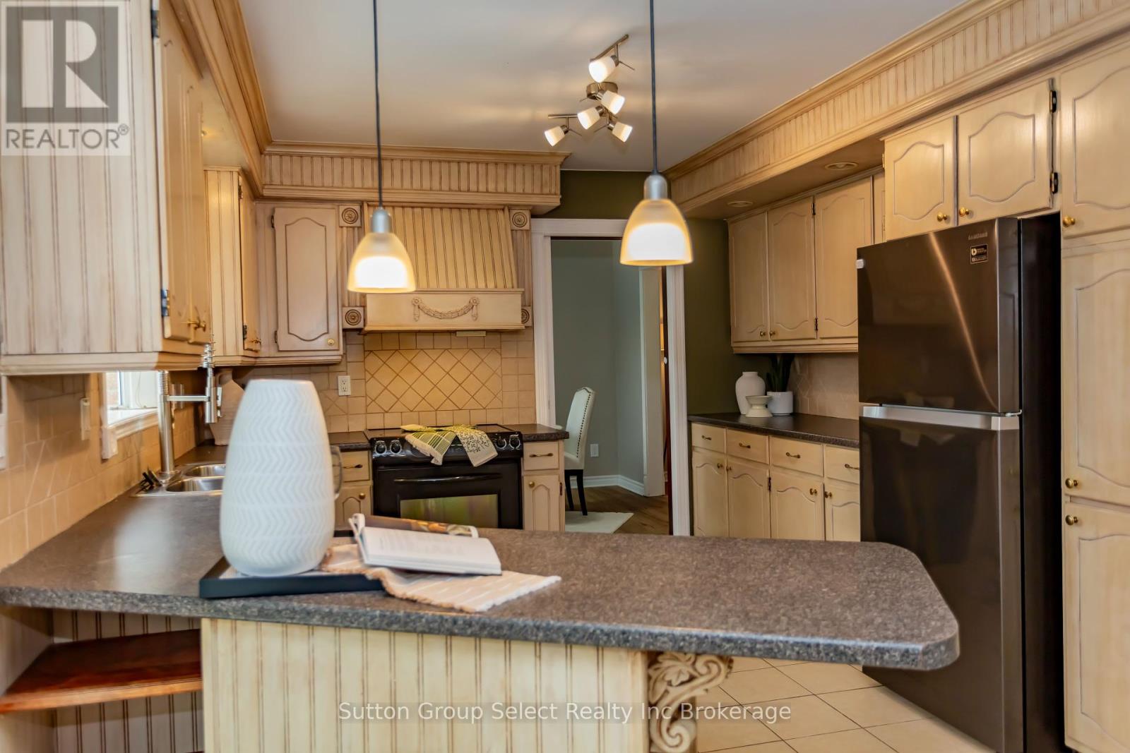714 Gladstone Drive, Woodstock (Woodstock - North), Ontario  N4S 5S9 - Photo 12 - X12424895